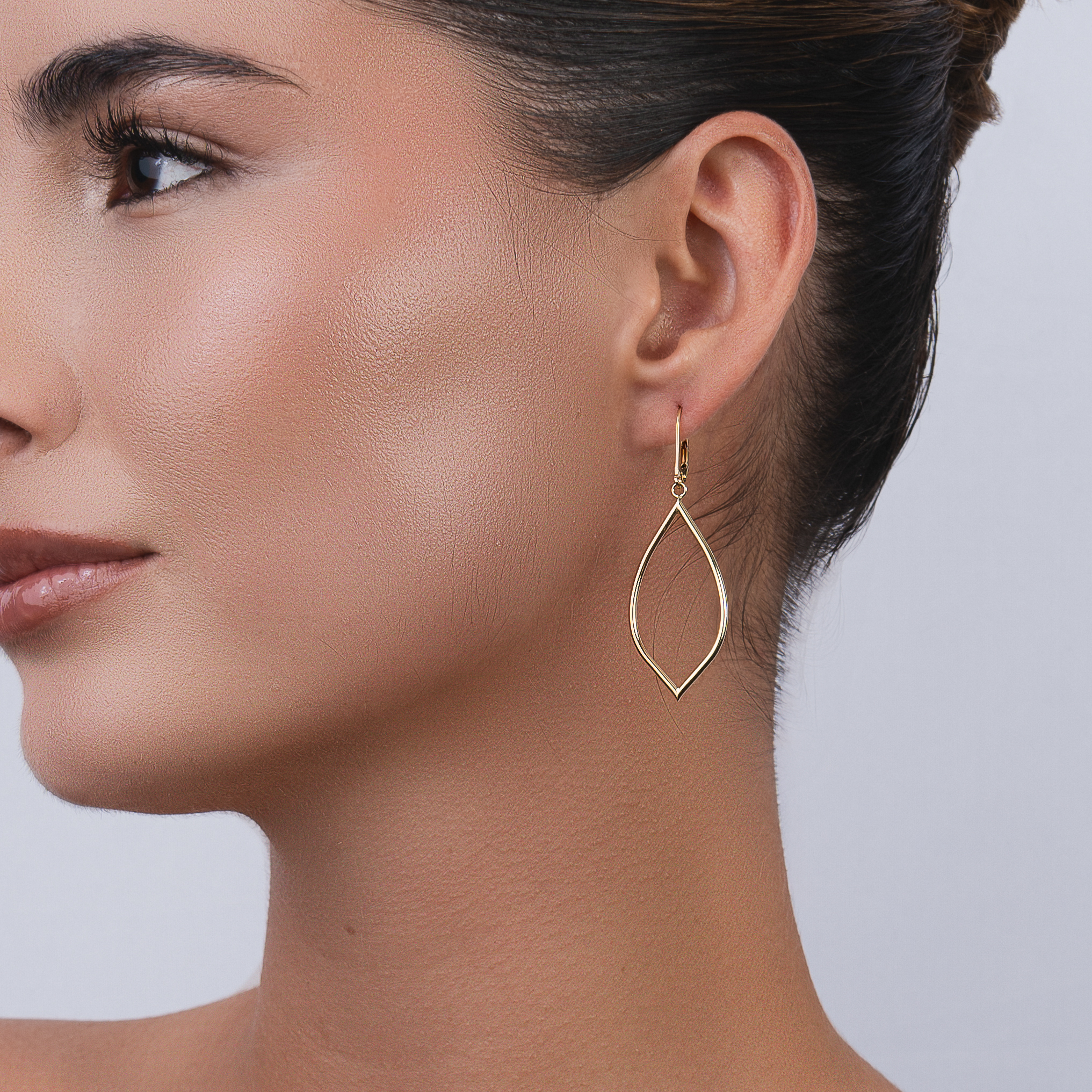 Aretes en oro amarillo de 18 Kilates, Hoja, 1.50 mm. de ancho