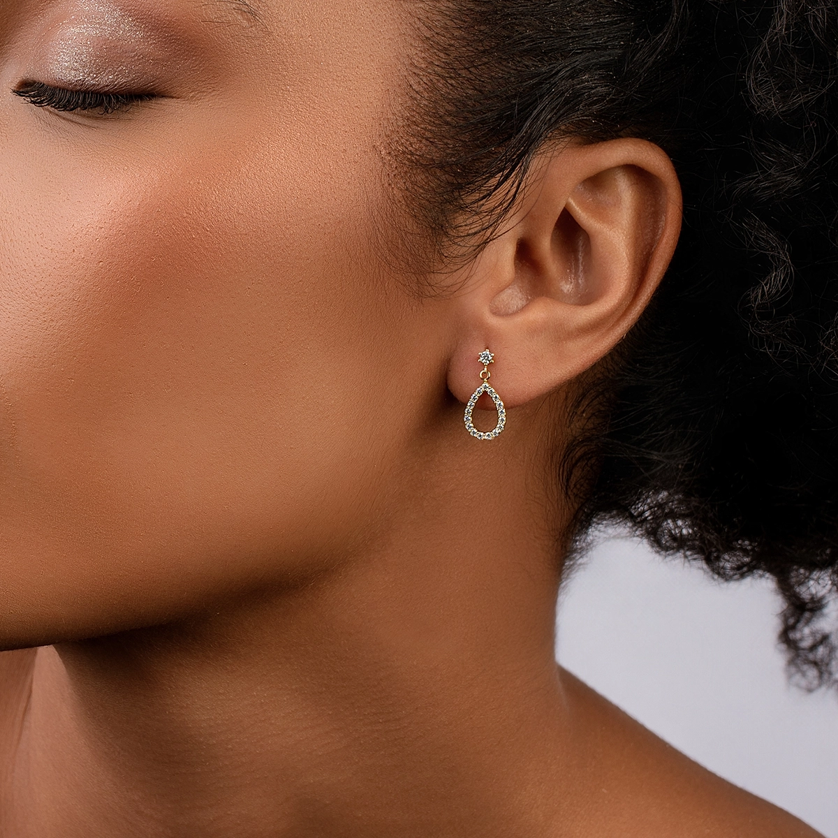 Aretes en oro amarillo de 18 Kilates, Lágrima, con zircones
