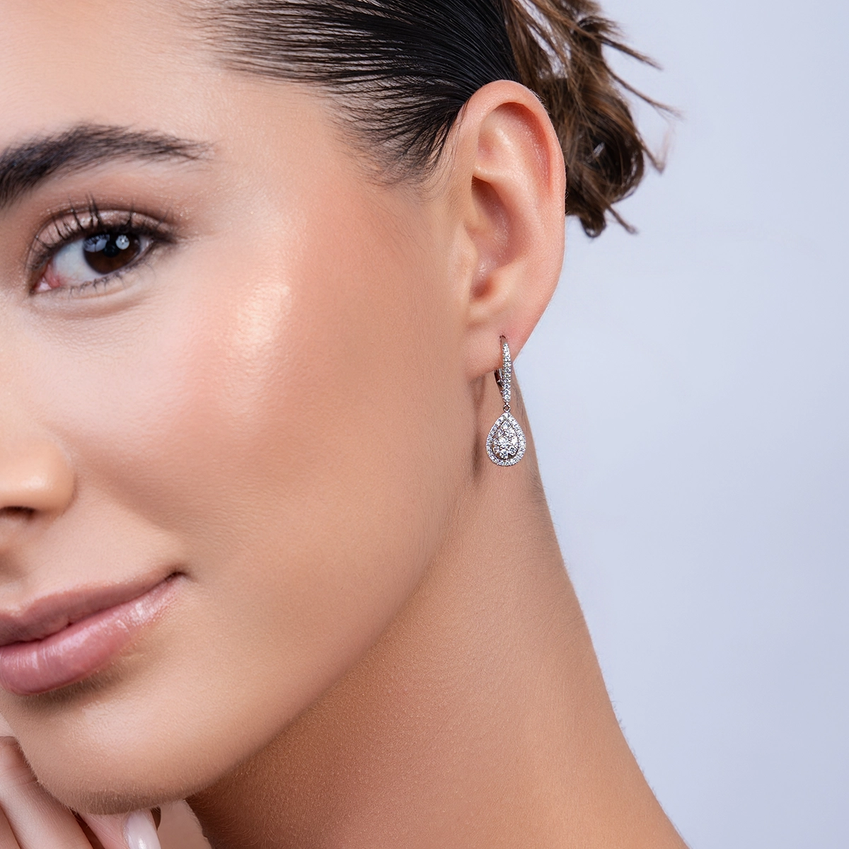 Aretes en oro blanco de 18 Kilates, Lágrima, con diamantes de 0.80 Ct