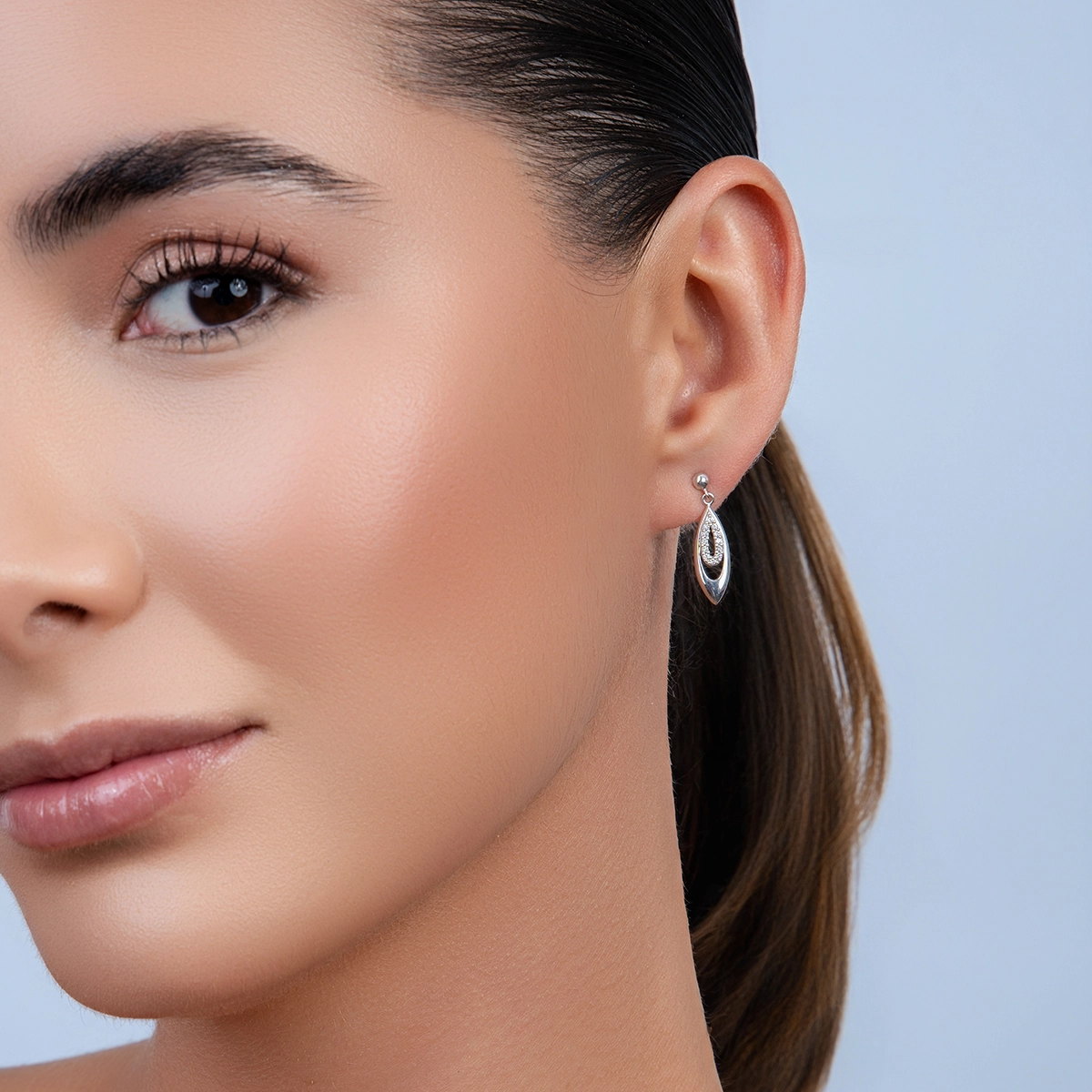 Aretes en oro blanco de 18 Kilates, Hoja, con diamantes de 0.12 Ct