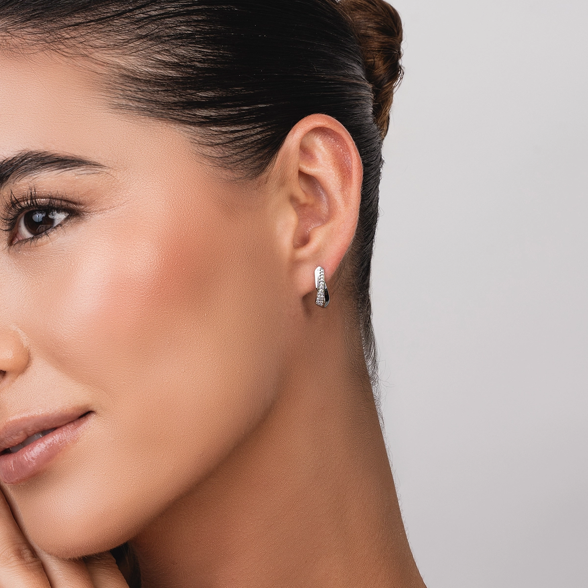 Aretes en oro blanco de 18 Kilates, Franjas, con diamantes de 0.14 Ct