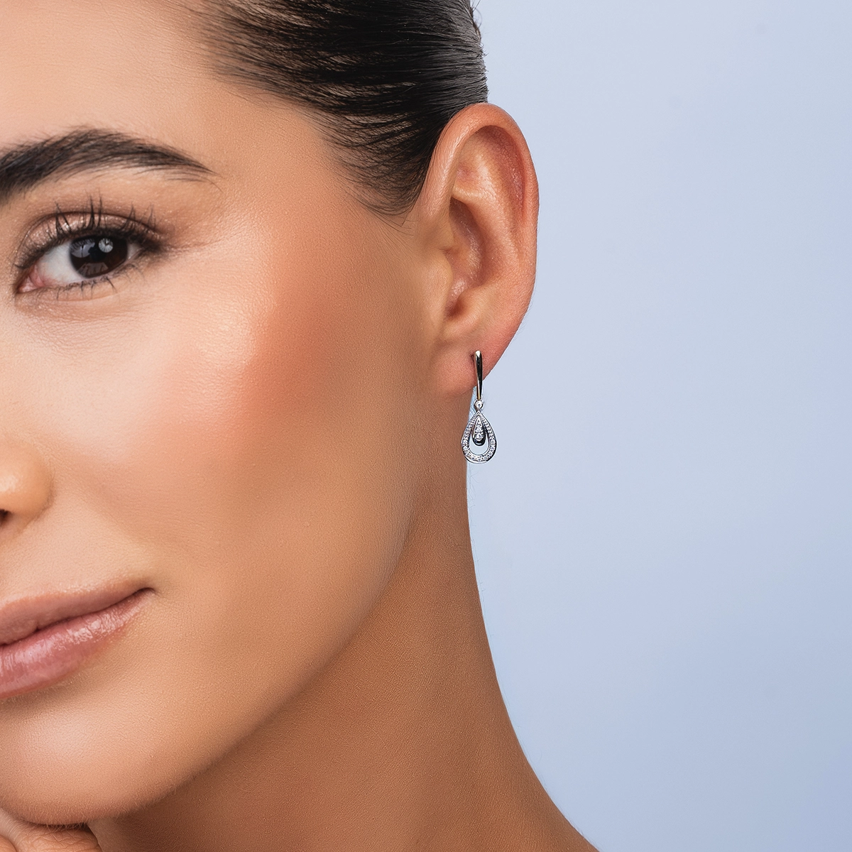 Aretes en oro blanco de 18 Kilates, Lágrima, con diamantes de 0.08 Ct