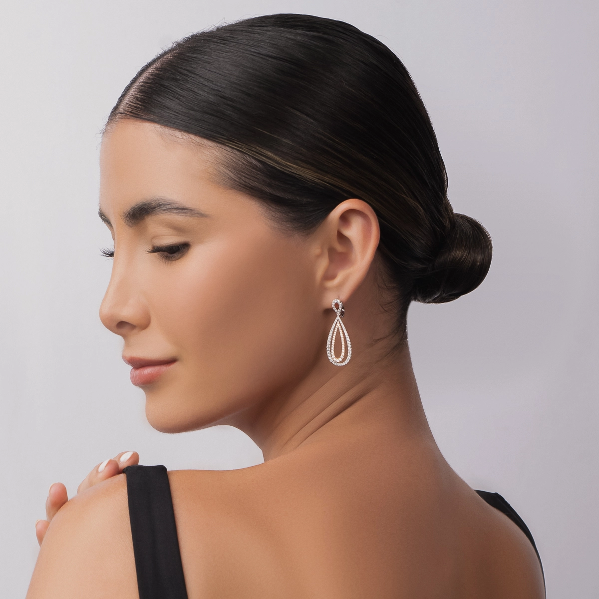 Aretes en 2 oros de 18 Kilates, Lágrima, con diamantes de 1.55 Ct