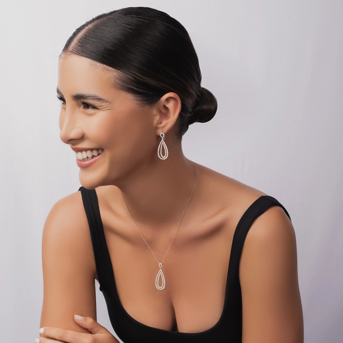 Aretes en 2 oros de 18 Kilates, Lágrima, con diamantes de 1.55 Ct