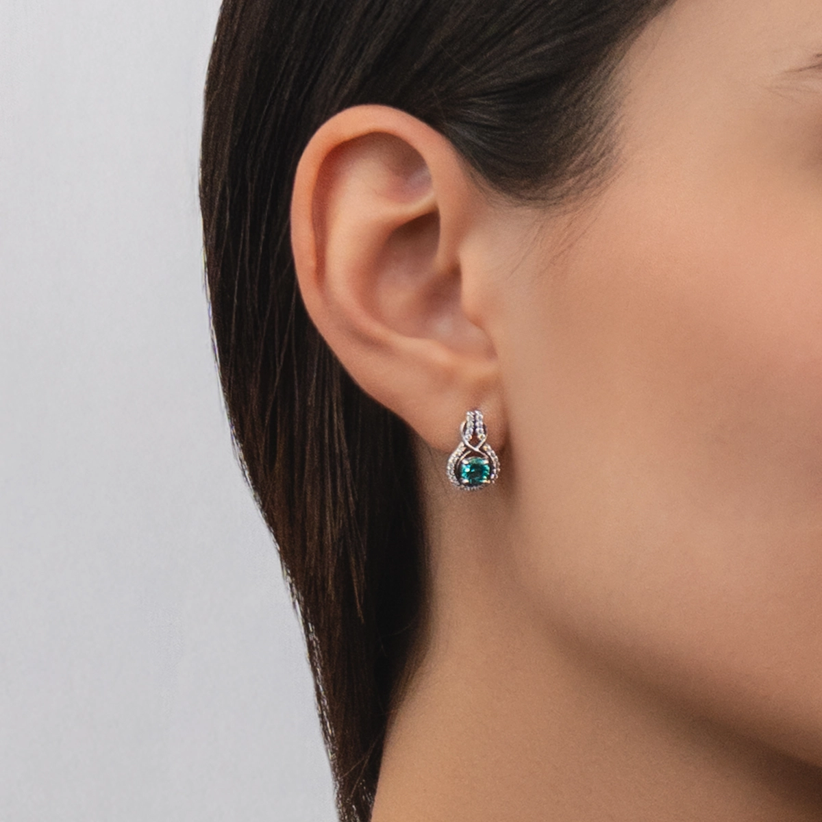Aretes en plata Ley 925, Franjas, con 2 cristales centrales y decoración en cristales, de la coleccion Sueños
