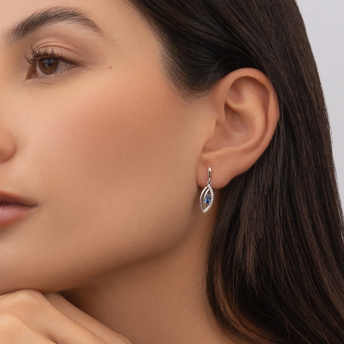 Aretes en plata Ley 925, Hoja, con 2 zircones centrales y decoración en zircones, de la coleccion Sueños