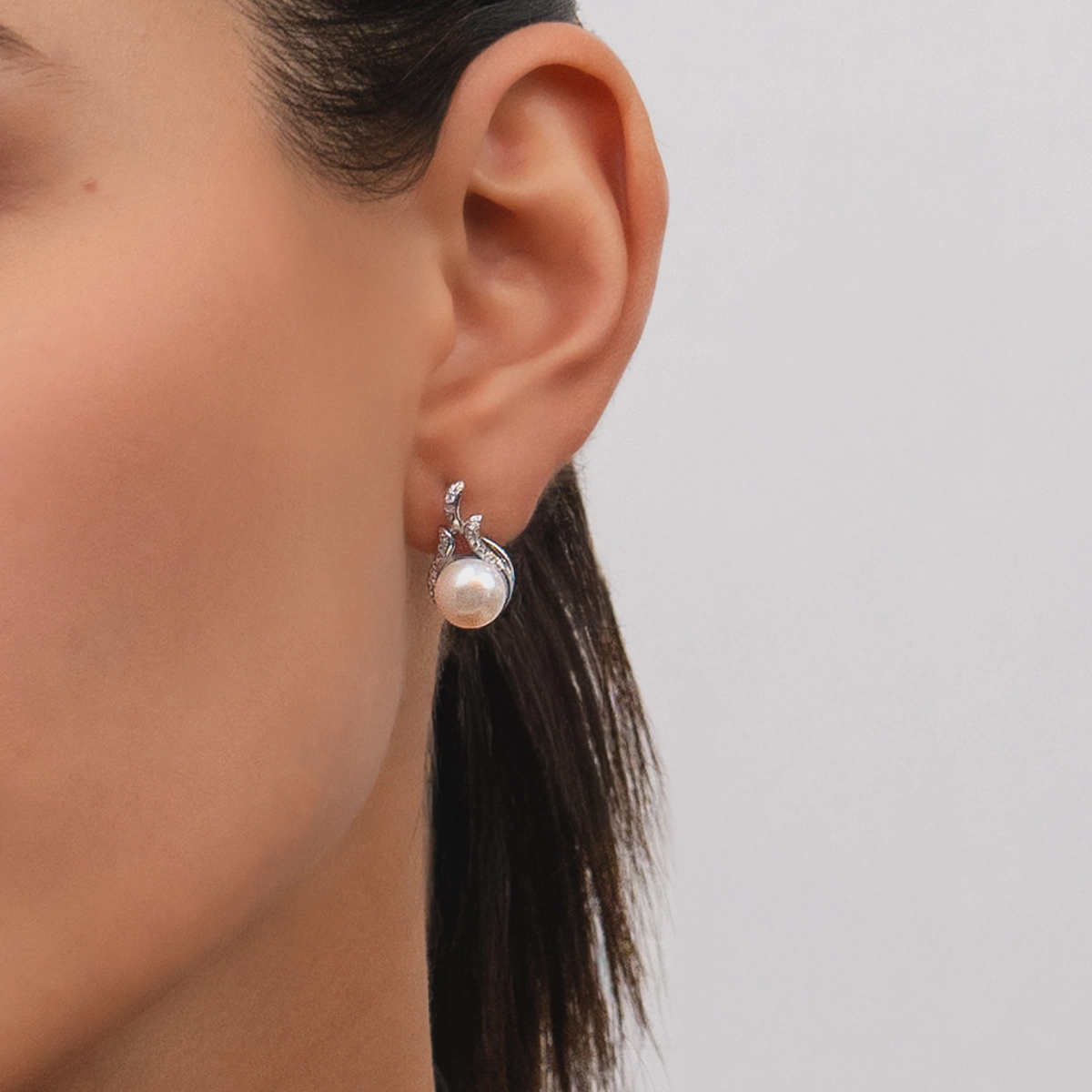 Aretes en plata Ley 925, Lágrima, con perlas centrales de 8 mm de ancho aprox y decoración en zircones, de la coleccion Sueños