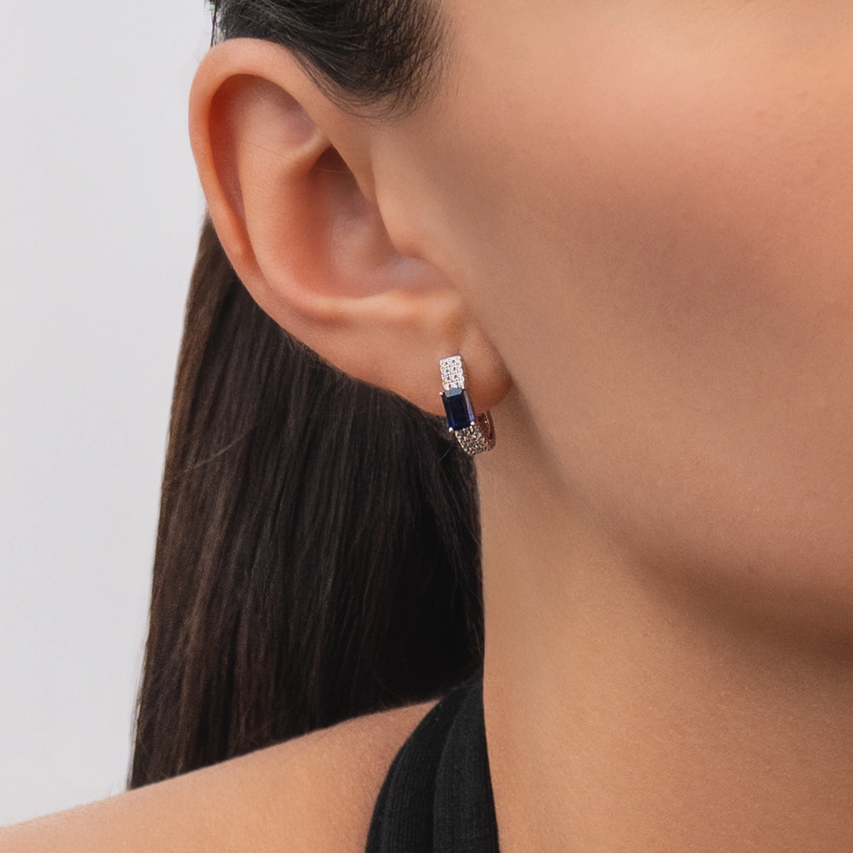 Aretes en plata Ley 925, Barras, con 2 zircones centrales y decoración en zircones, 3.50 mm. de ancho, de la coleccion Sueños
