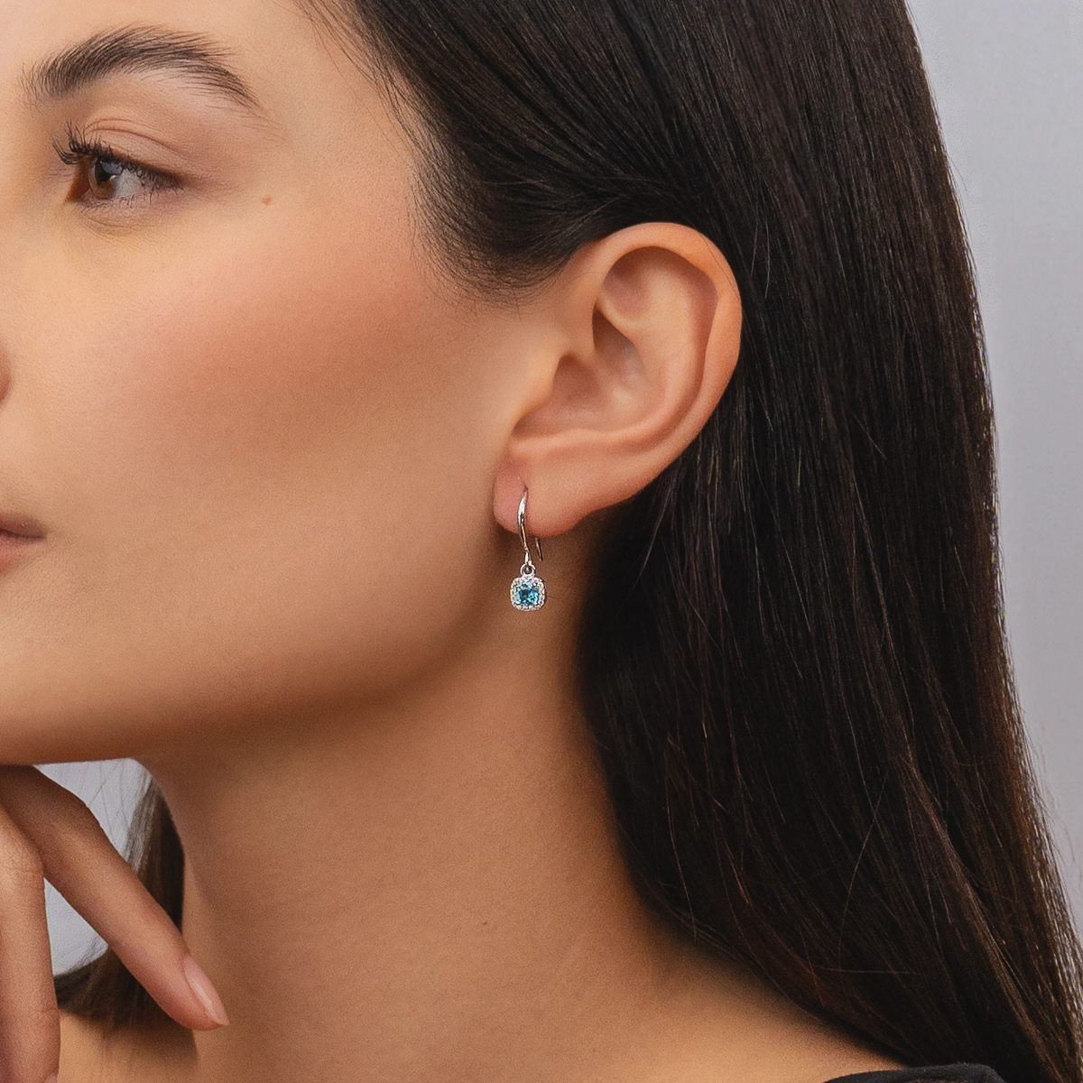 Aretes en plata Ley 925, Figuras geométricas, con 2 zircones centrales y decoración en zircones, de la coleccion Sueños