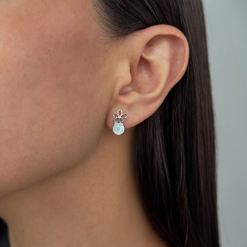 Aretes de flores en plata Ley 925, con 2 cristales centrales y decoración en cristales - Colección Sueños