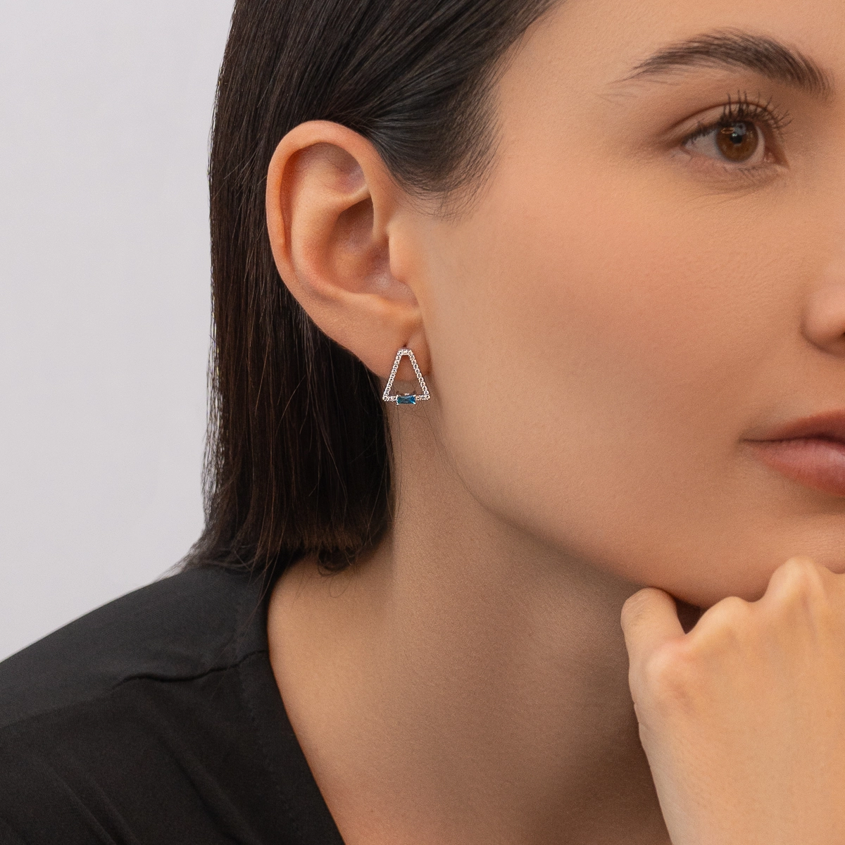 Aretes en plata Ley 925, Figuras geométricas, con zircón col central y decoración en zircones