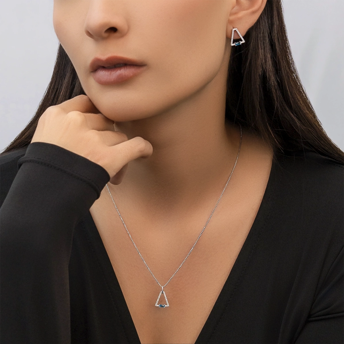 Aretes en plata Ley 925, Figuras geométricas, con zircón col central y decoración en zircones