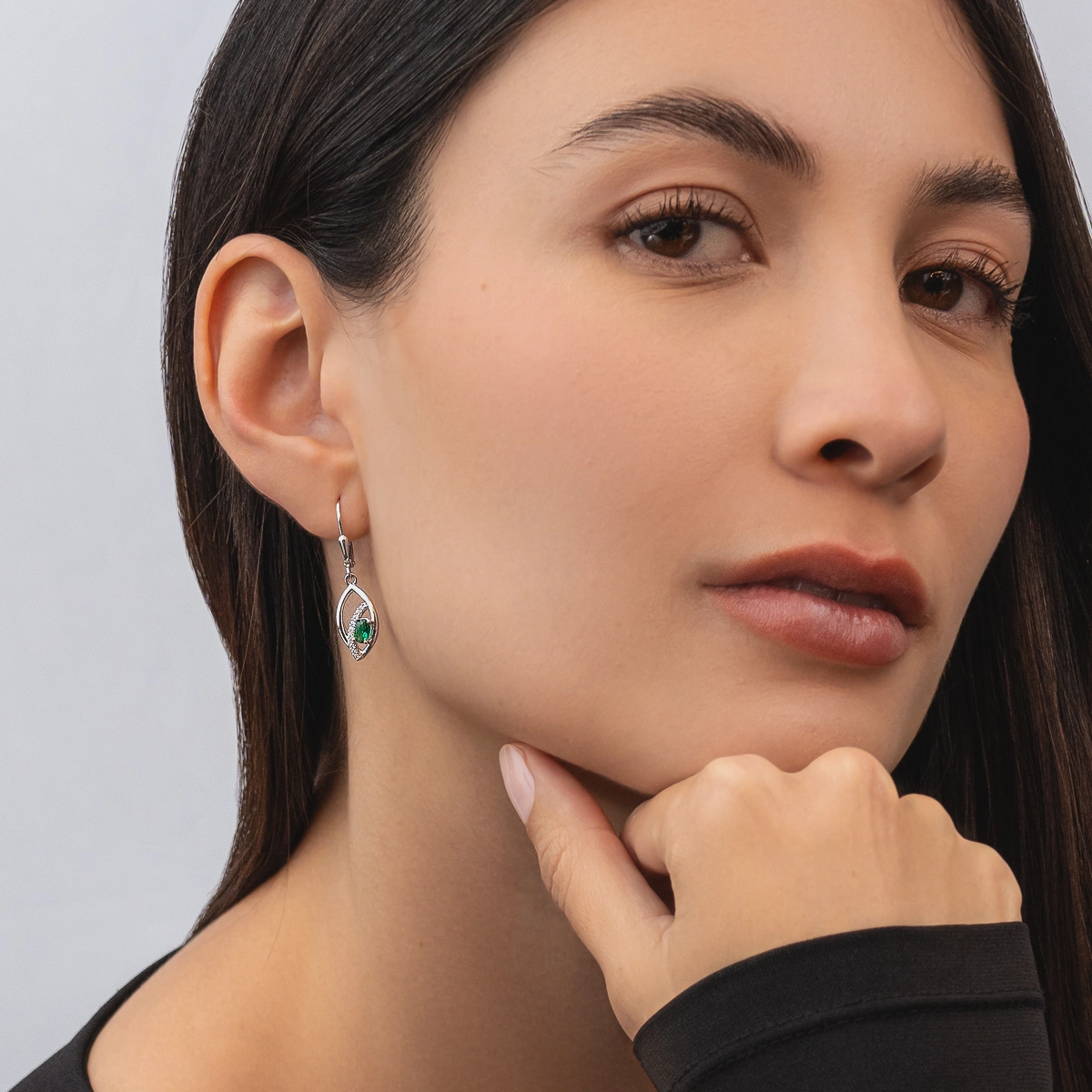 Aretes en plata Ley 925, Hoja, con 2 zircones centrales y decoración en zircones, de la coleccion Sueños