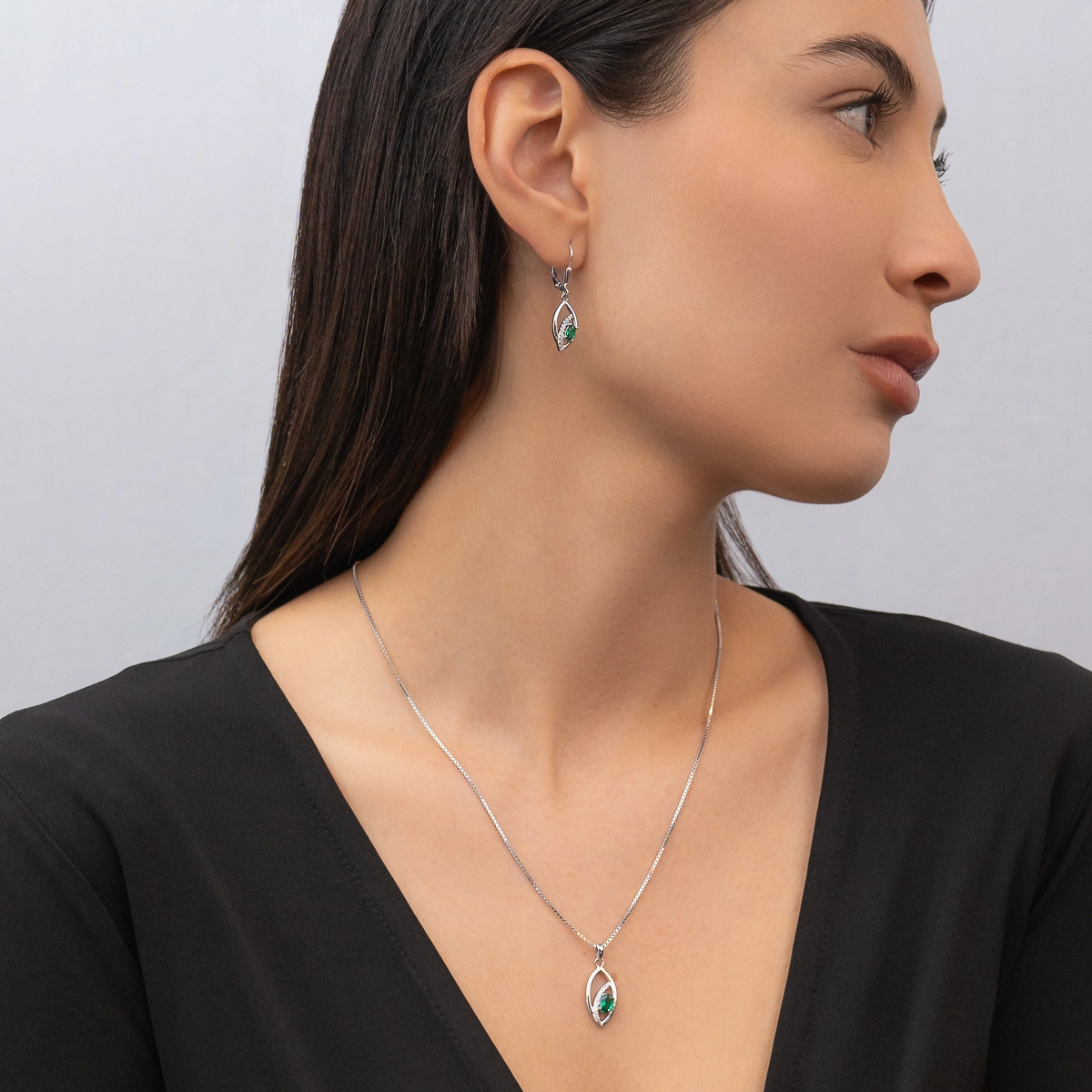 Aretes en plata Ley 925, Hoja, con 2 zircones centrales y decoración en zircones, de la coleccion Sueños