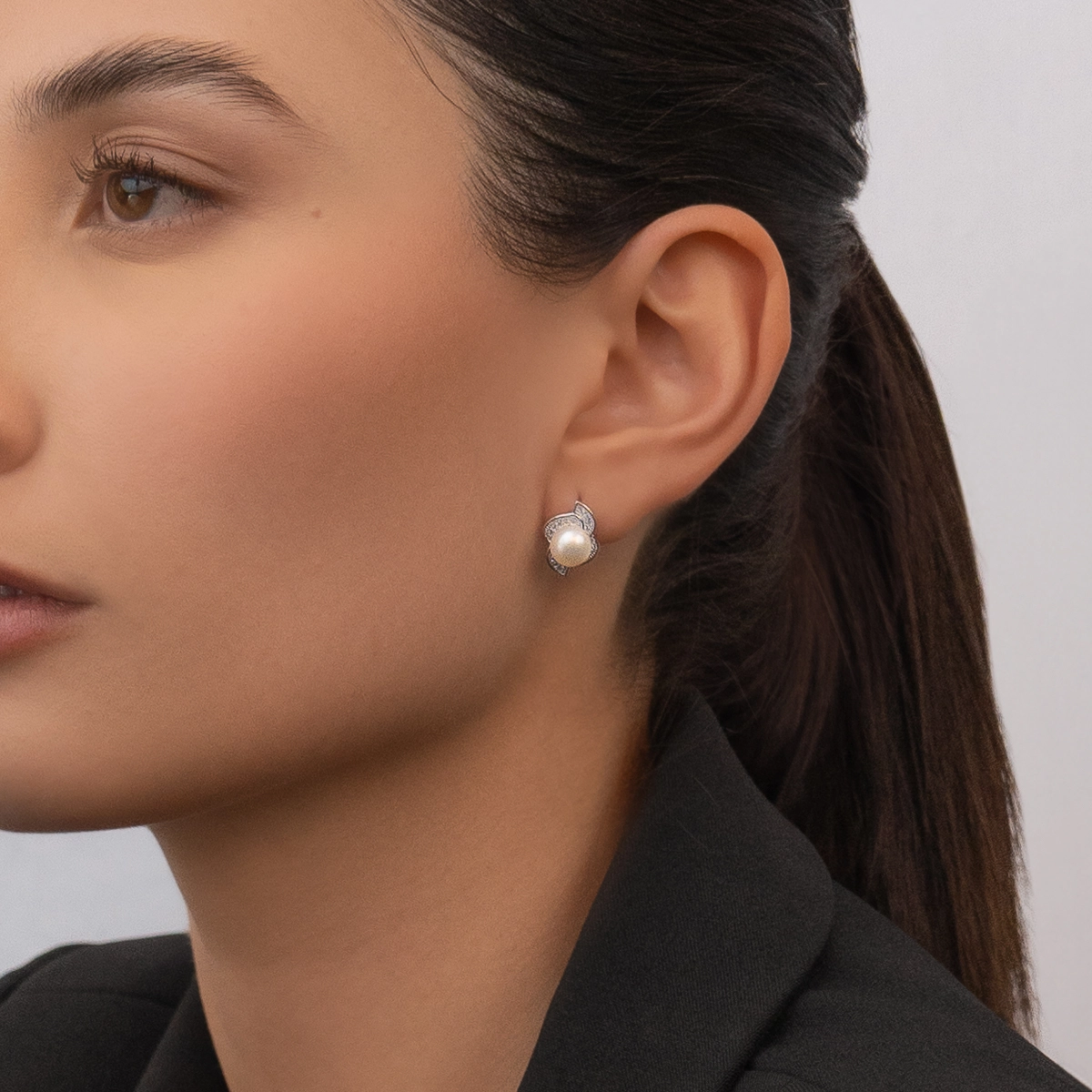 Aretes en plata Ley 925, Onda, con perlas centrales de 7 mm de ancho aprox y decoración en zircones, de la coleccion Sueños