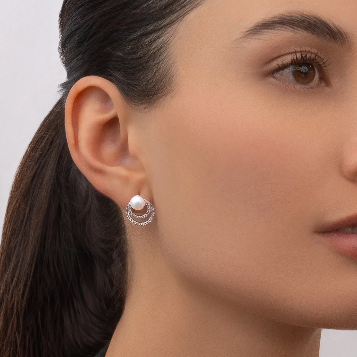 Aretes en plata Ley 925, Figuras geométricas, con perlas centrales de 6 mm de ancho aprox y decoración en zircones, de la coleccion Sueños