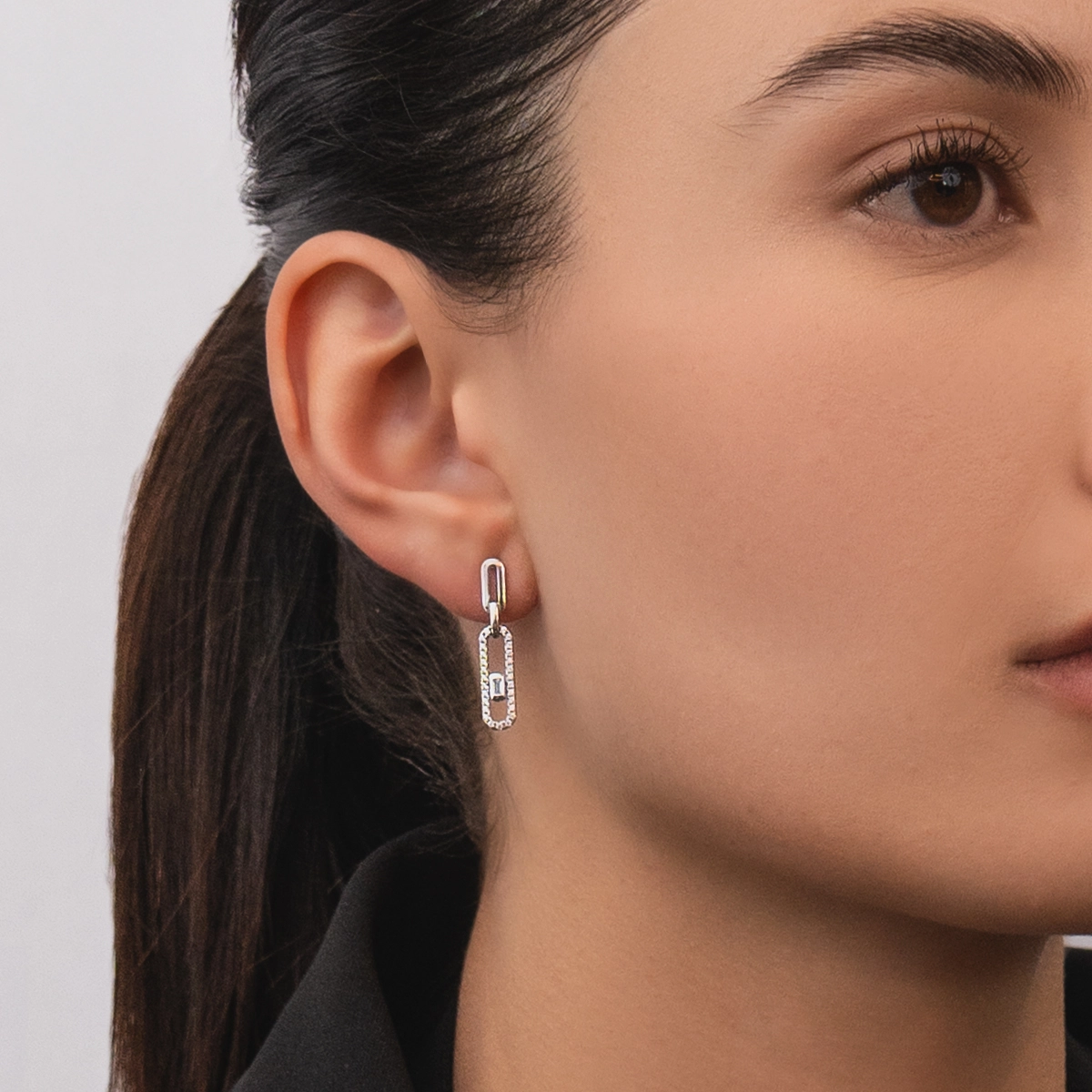 Aretes en plata Ley 925, Figuras geométricas, con 2 zircones centrales y decoración en zircones, de la coleccion Sueños