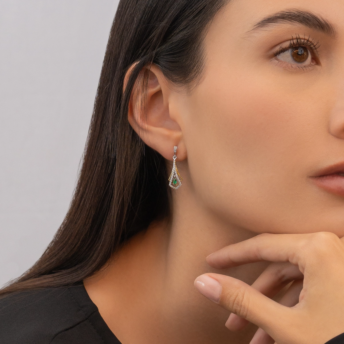 Aretes en plata Ley 925, Figuras geométricas, con 2 cristales centrales y decoración en cristales, de la coleccion Sueños