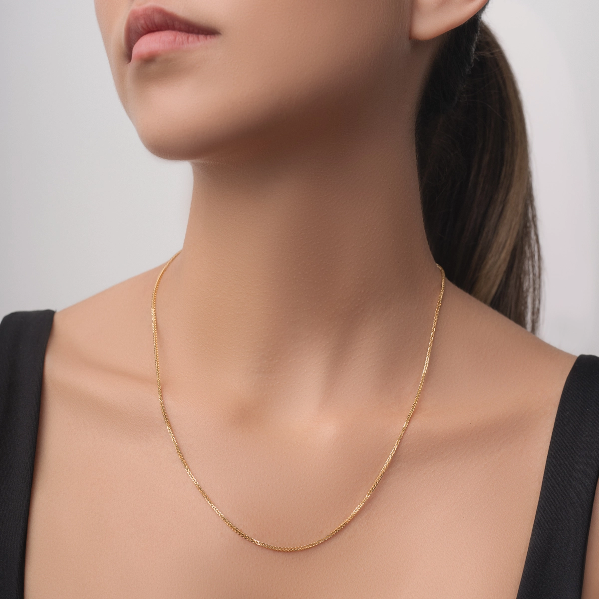 Cadena en oro amarillo de 18 Kilates con visos, Espiga, 50 cm. de largo, 1 mm. de ancho