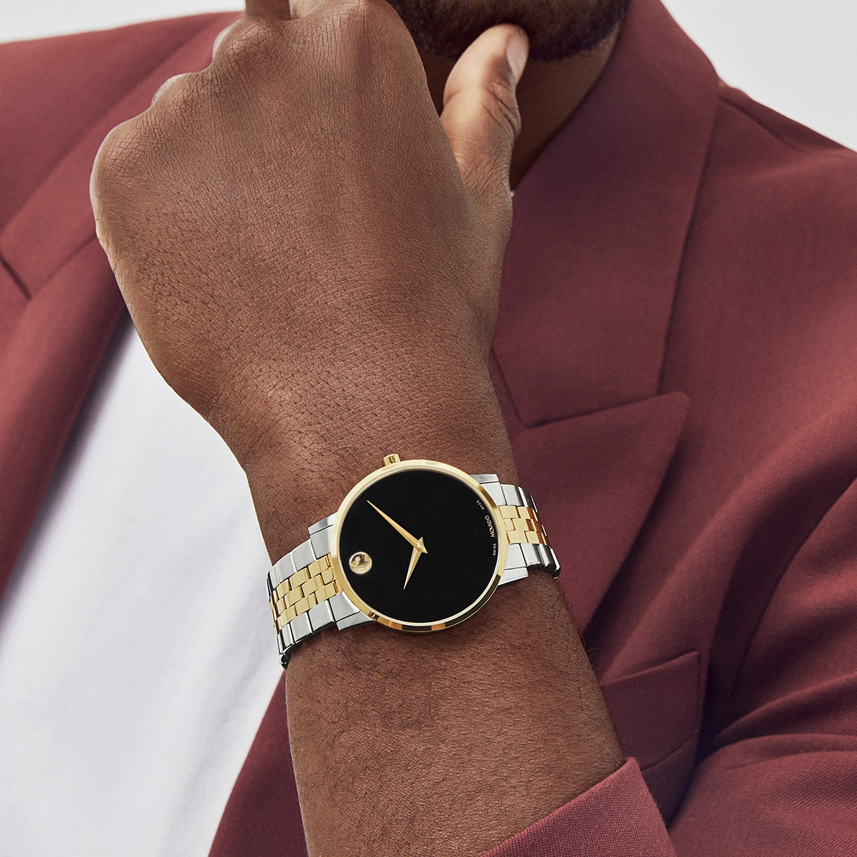Reloj Movado análogo, para Hombre, tablero redondo colores negro y dorado, estilo sin números, pulso acero colores plateado y dorado