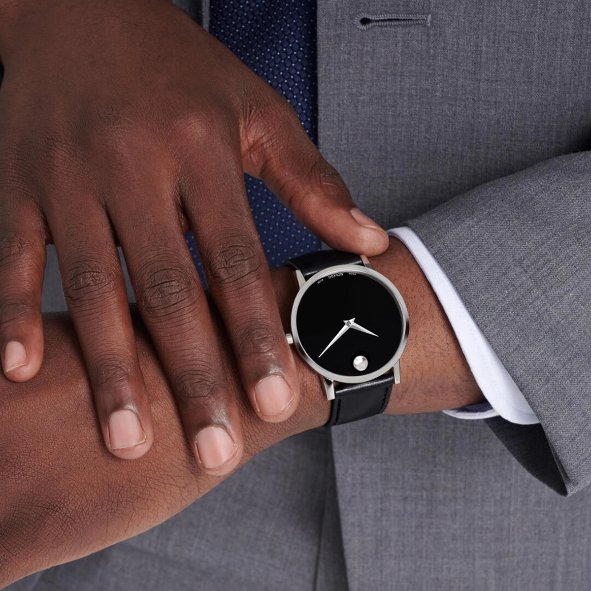 Reloj Movado análogo, para Hombre, tablero redondo colores negro y plateado, estilo sin números, pulso cuero color negro