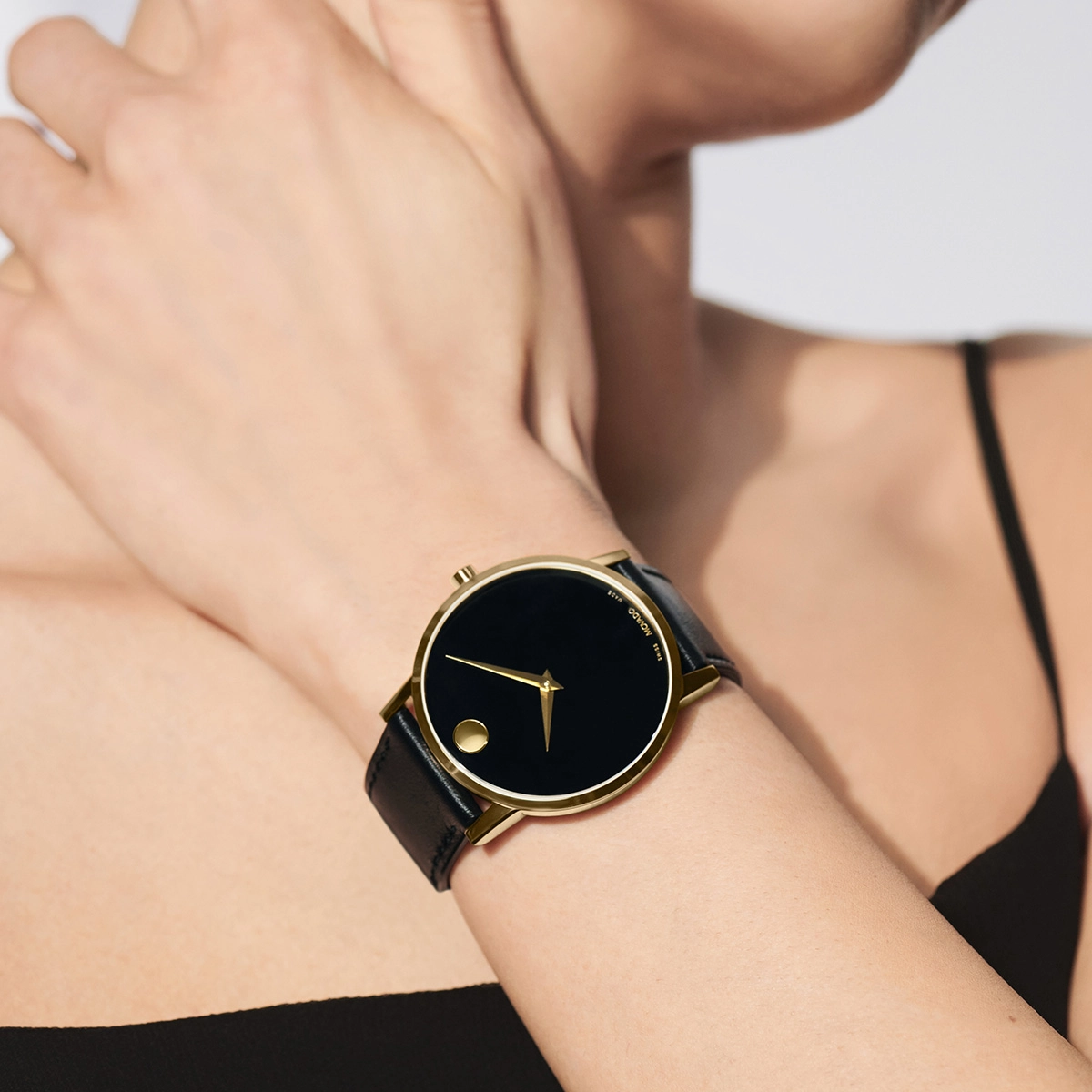 Reloj Movado análogo, para Hombre, tablero redondo colores negro y dorado, estilo sin números, pulso cuero color negro