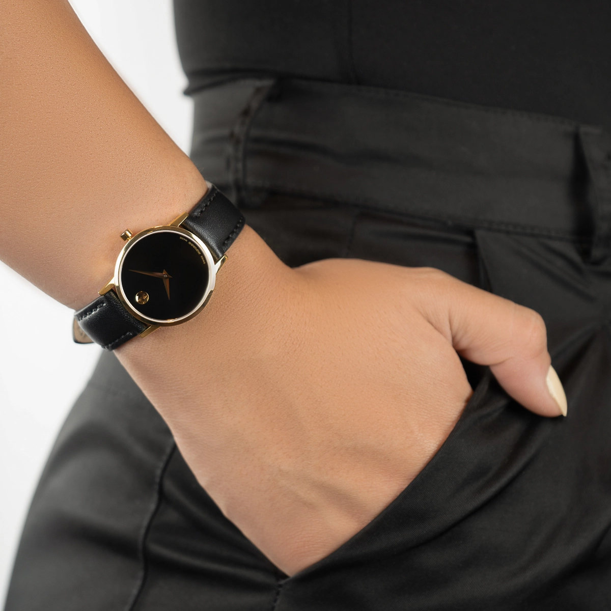 Reloj Movado análogo, para Dama, tablero redondo colores negro y dorado, estilo sin números, pulso cuero color negro