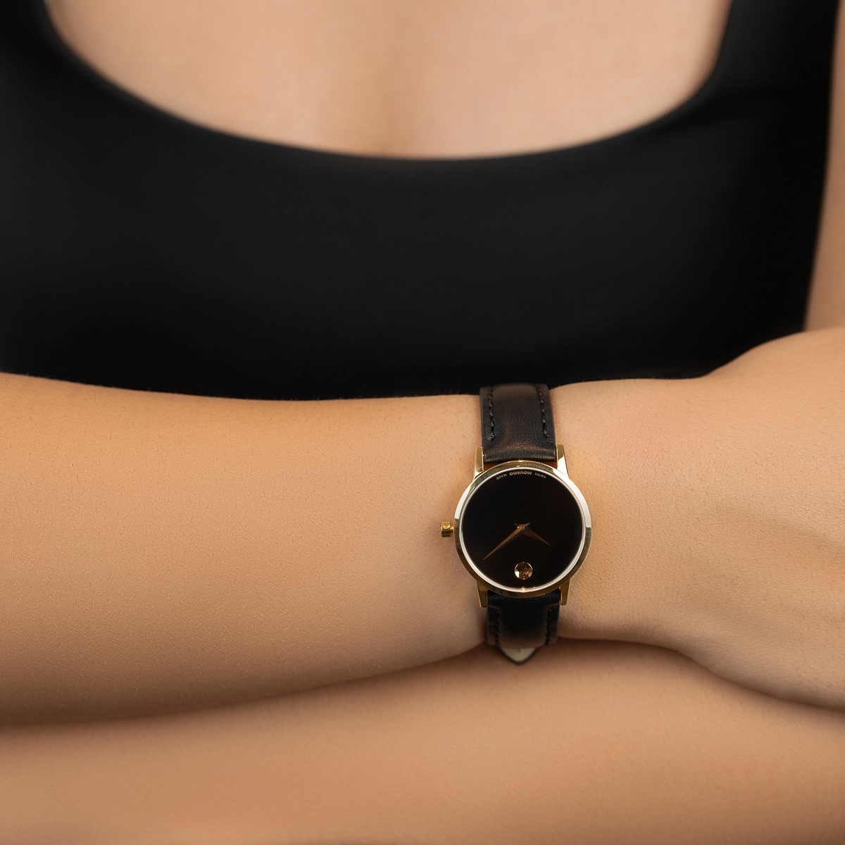 Reloj Movado análogo, para Dama, tablero redondo colores negro y dorado, estilo sin números, pulso cuero color negro