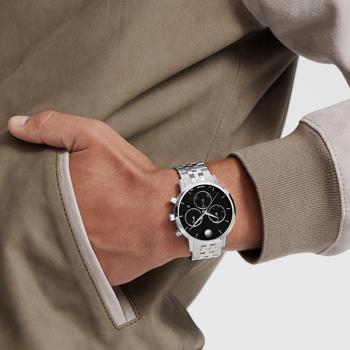Reloj Movado análogo, para Hombre, tablero redondo colores negro y plateado, estilo index, pulso acero color plateado, calendario, cronografo