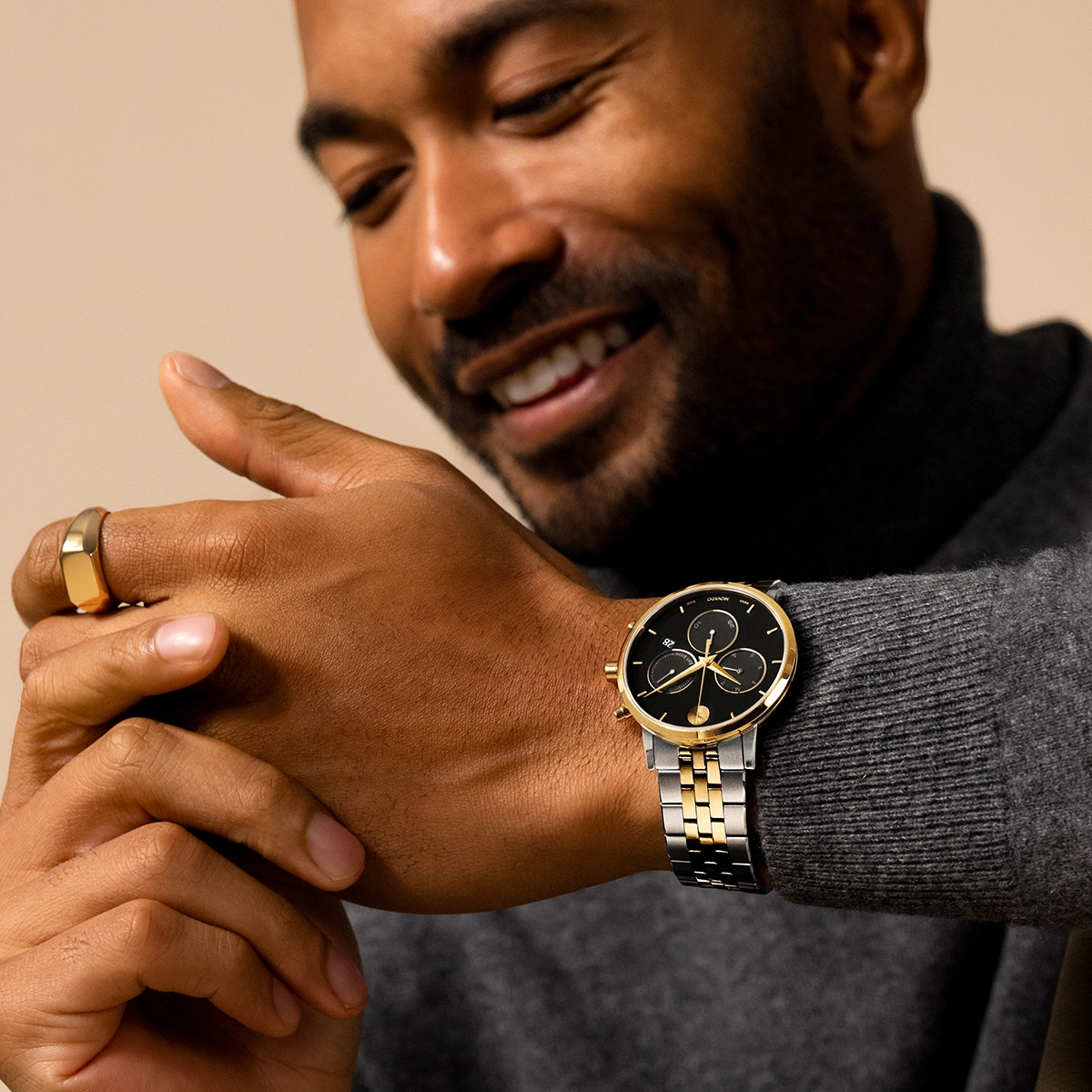 Reloj Movado análogo, para Hombre, tablero redondo colores negro y dorado, estilo index, pulso acero colores plateado y dorado, calendario, cronografo