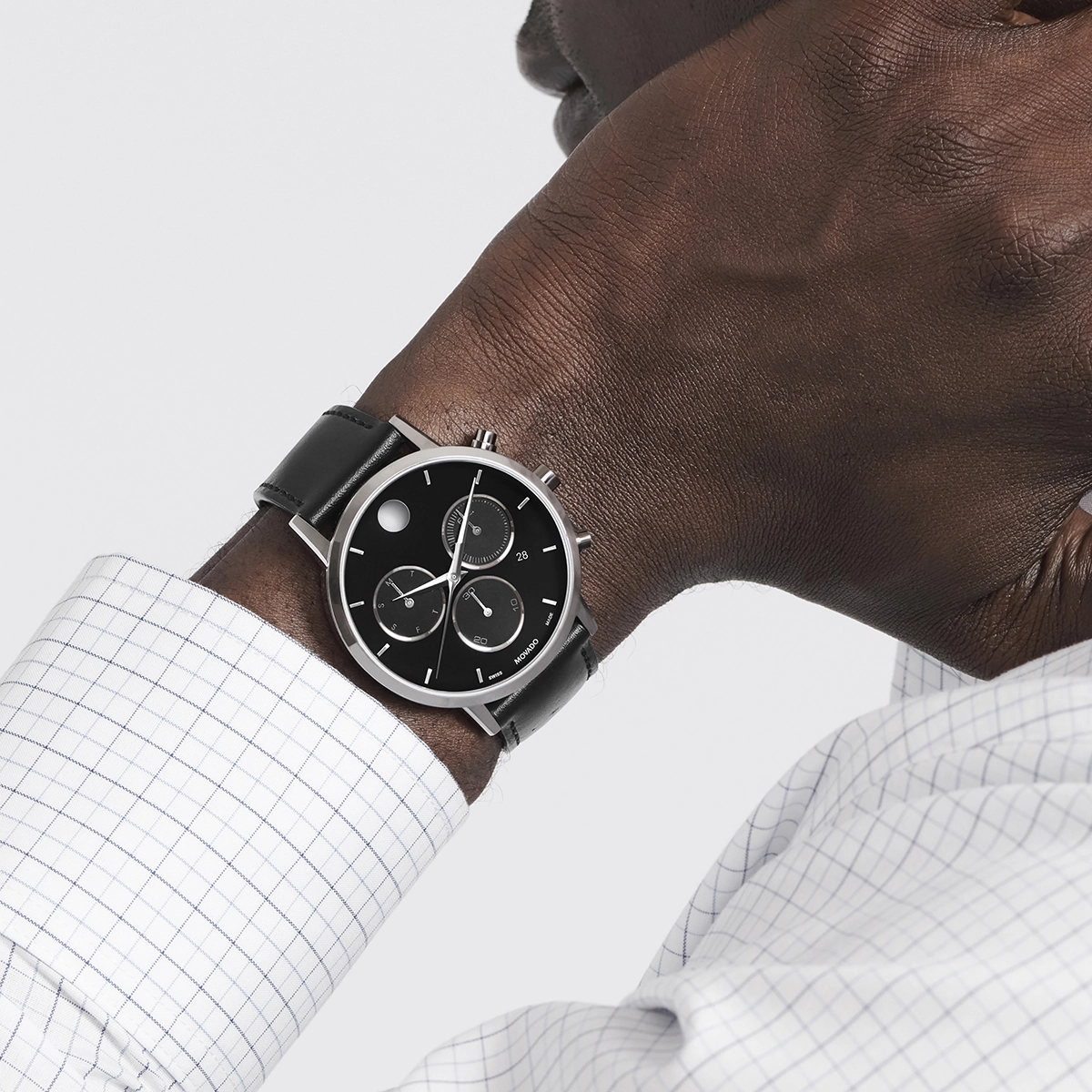 Reloj Movado análogo, para Hombre, tablero redondo colores negro y plateado, estilo index, pulso cuero color negro, calendario, cronografo