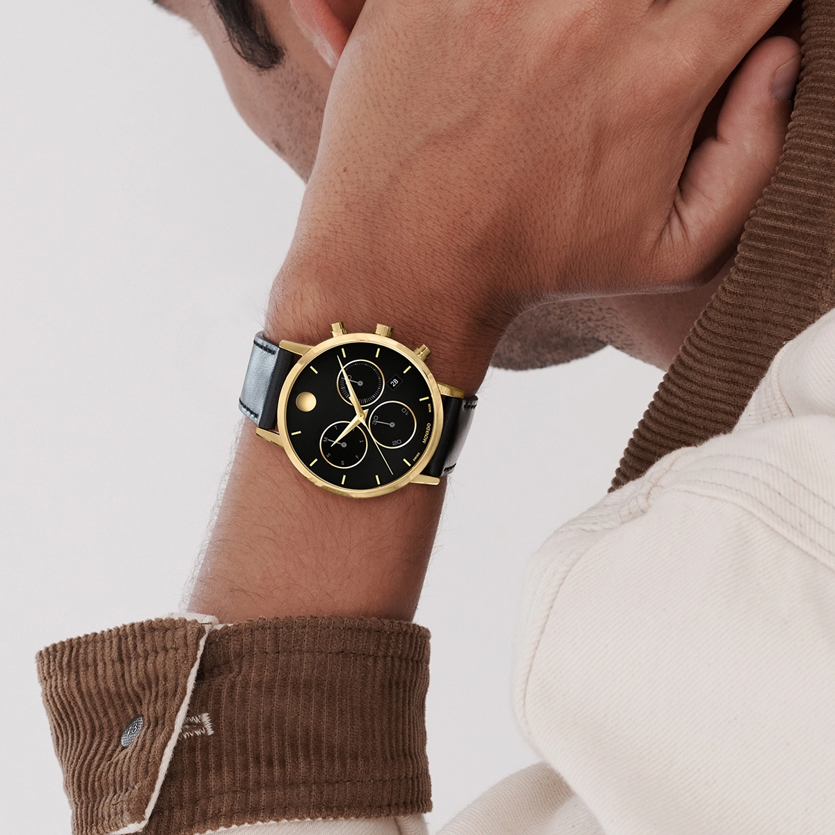Reloj Movado análogo, para Hombre, tablero redondo colores negro y dorado, estilo index, pulso cuero color negro, calendario, cronografo