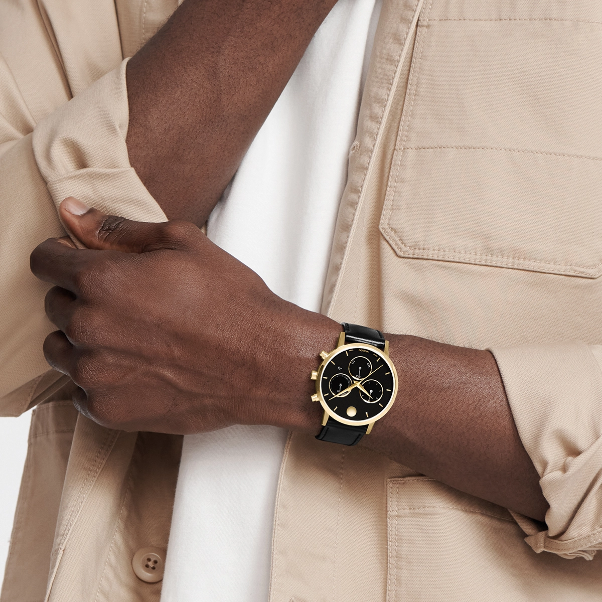 Reloj Movado análogo, para Hombre, tablero redondo colores negro y dorado, estilo index, pulso cuero color negro, calendario, cronografo