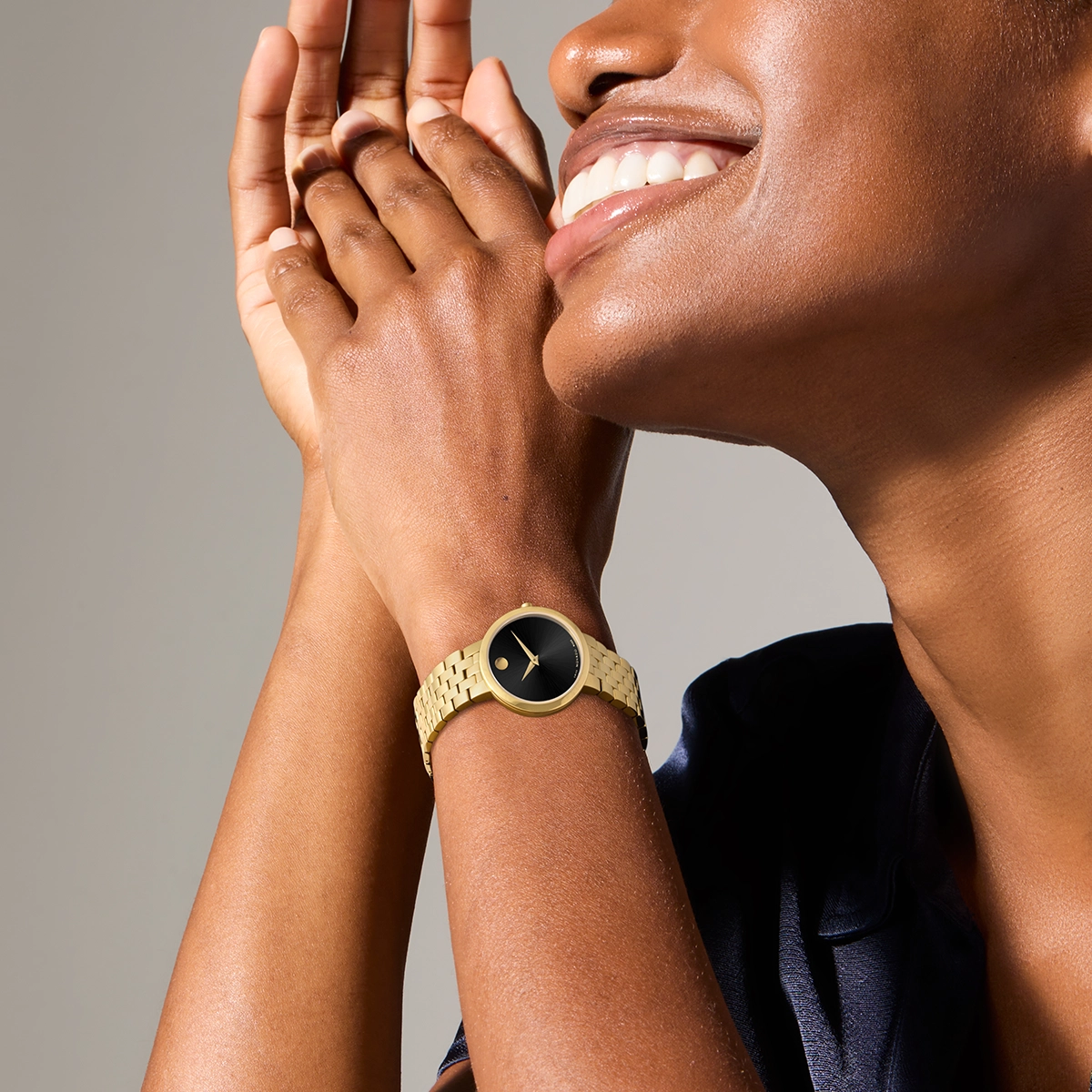 Reloj Movado análogo, para Dama, tablero redondo color negro, estilo sin números, pulso acero color dorado