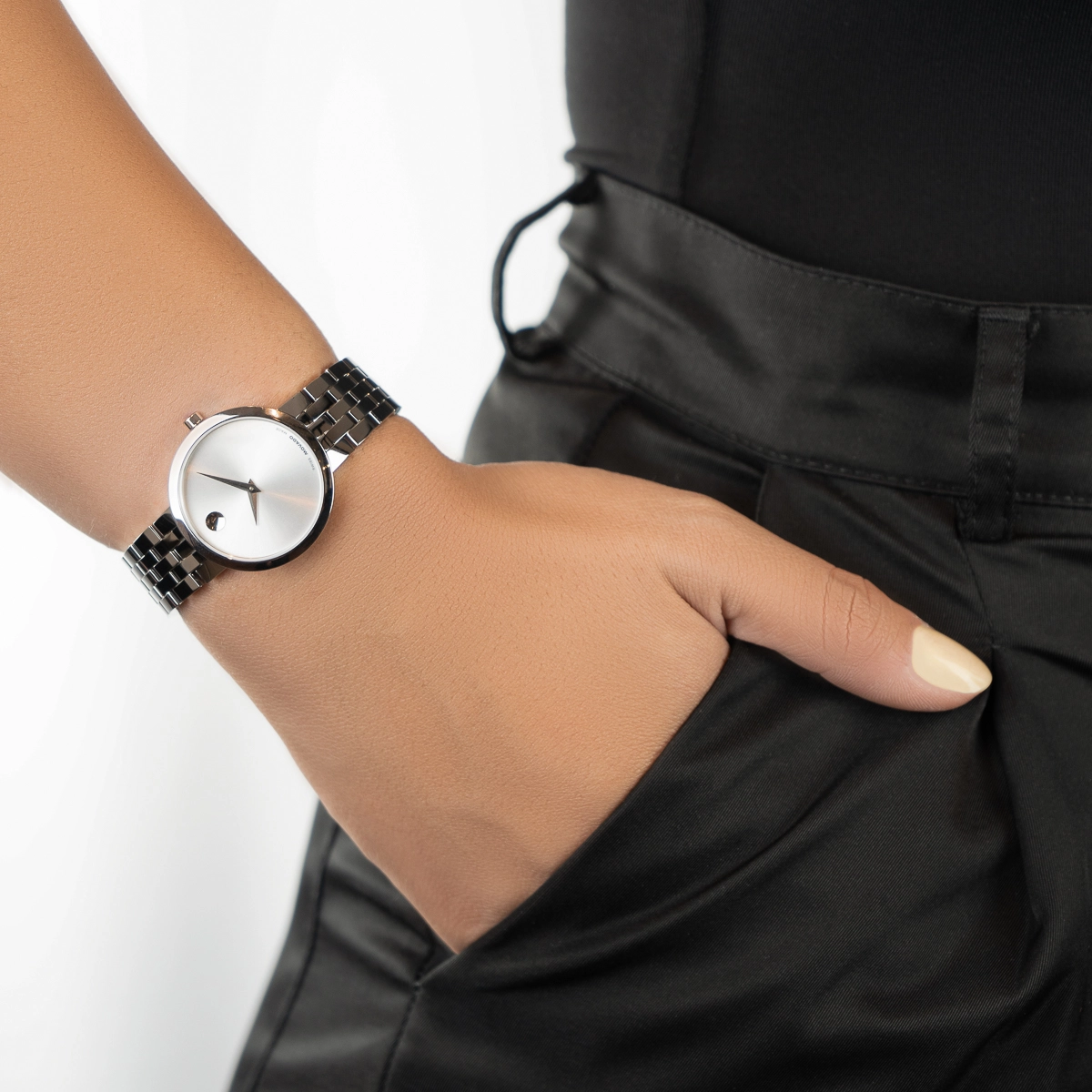 Reloj Movado análogo, para Dama, tablero redondo color plateado, estilo sin números, pulso acero color plateado