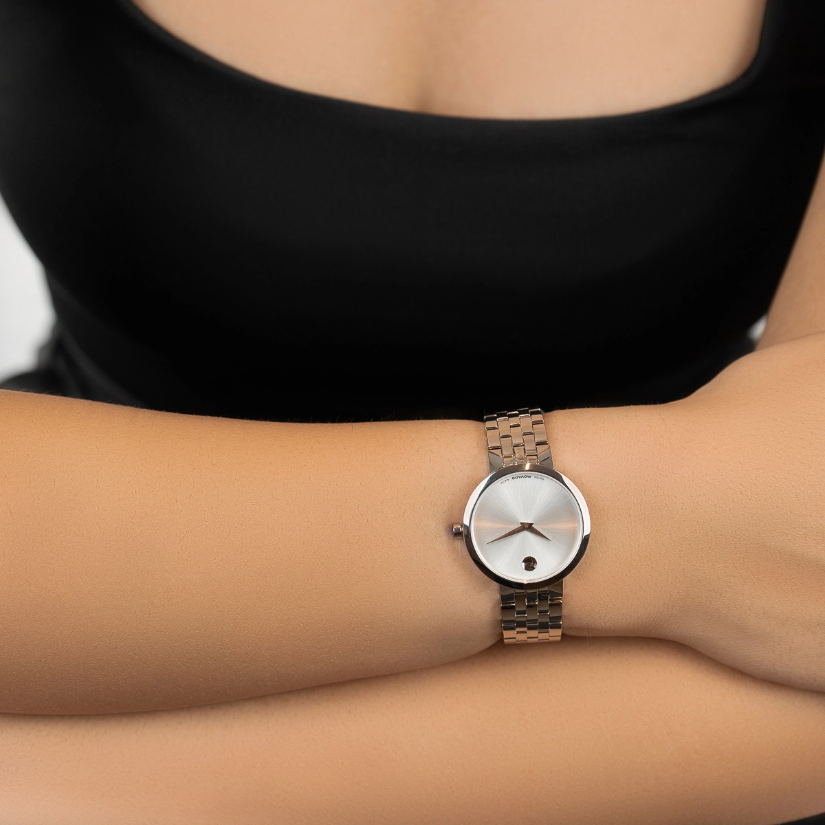Reloj Movado análogo, para Dama, tablero redondo color plateado, estilo sin números, pulso acero color plateado