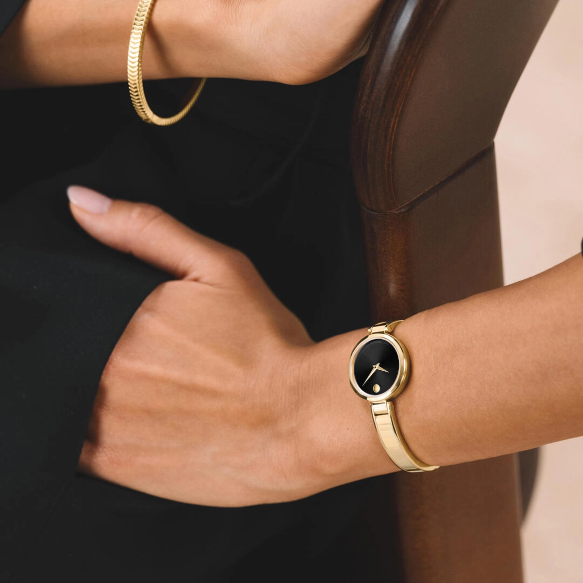 Reloj Movado análogo, para Dama, tablero redondo colores negro y dorado, estilo sin números, pulso acero color dorado