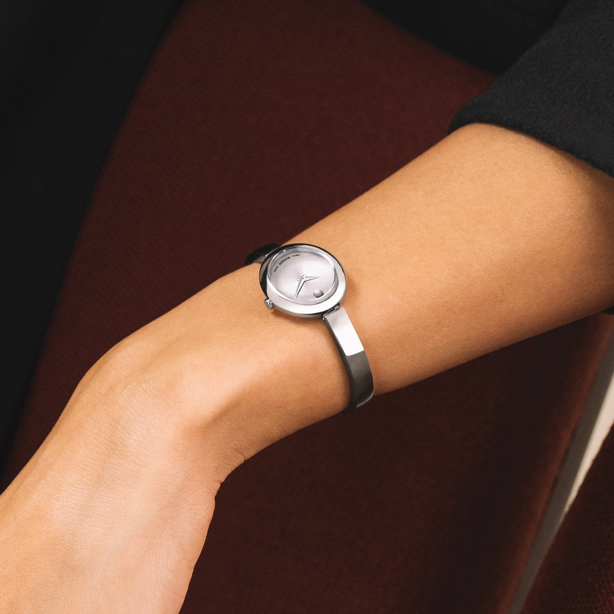 Reloj Movado análogo, para Dama, tablero ovalado color plateado, estilo sin números, pulso acero color plateado