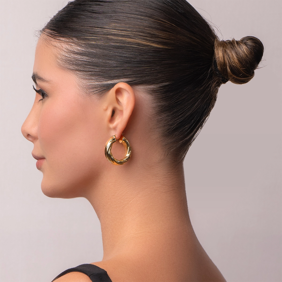 Candongas en oro amarillo de 18 Kilates, Semientorchada, 9 mm. de ancho