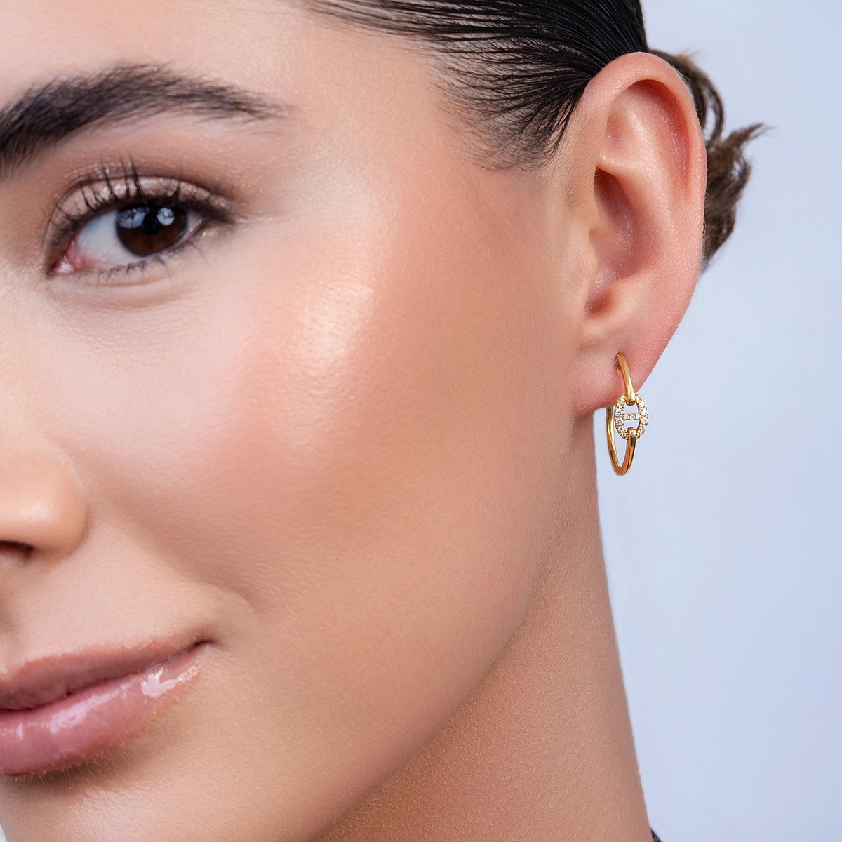 Candongas en oro amarillo de 18 Kilates, Plana, con diamantes de 0.19 Ct, 1 mm. de ancho