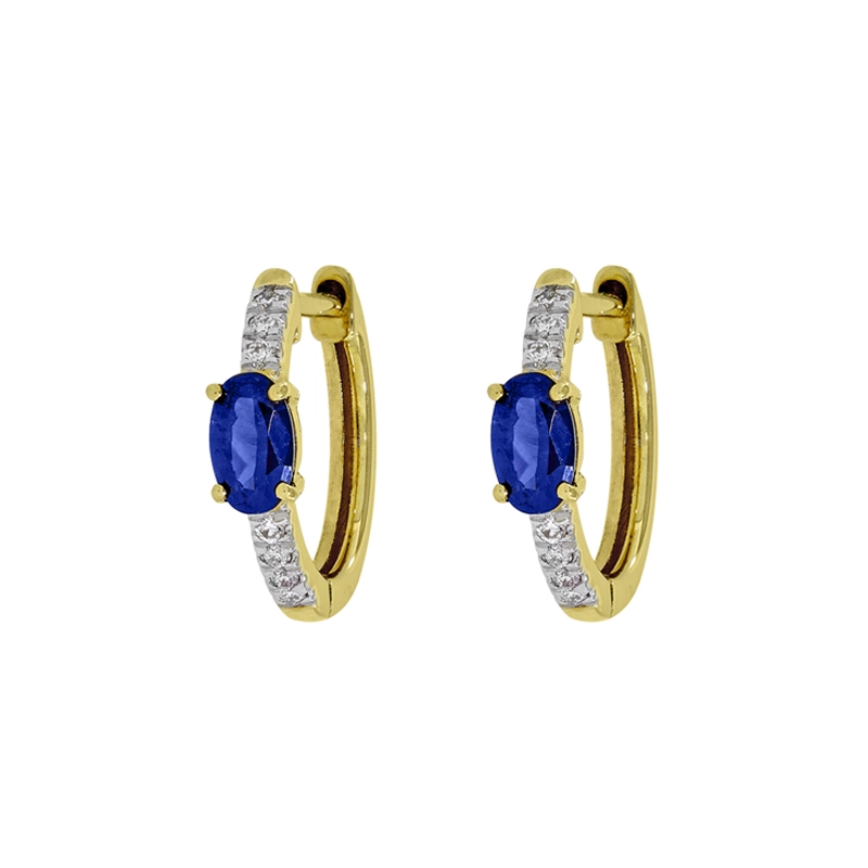 Candongas en oro amarillo de 18 Kilates, Plana, con 2 zafiros centrales de 0.60 Ct y decoración en diamantes de 0.06 Ct, 1.5 mm. de ancho