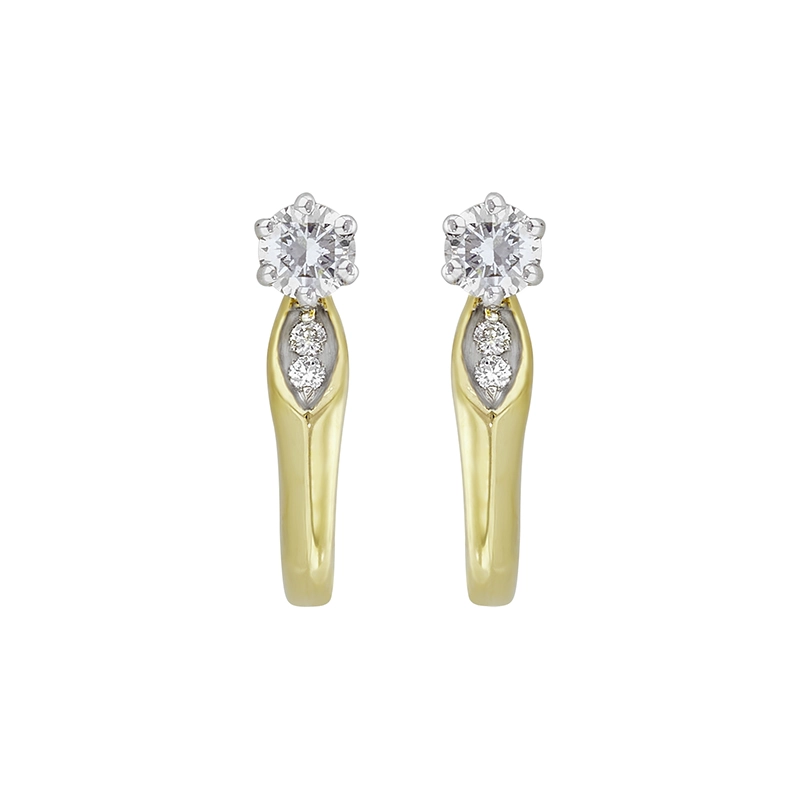Candongas en oro amarillo de 18 Kilates, Plana, con 2 diamantes centrales de 0.16 Ct y decoración en diamantes de 0.01 Ct, 1.50 mm. de ancho