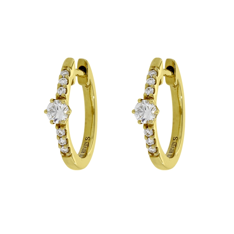 Candongas en oro amarillo de 18 Kilates, Plana, con 2 diamantes centrales de 0.16 Ct y decoración en diamantes de 0.06 Ct, 1.5 mm. de ancho