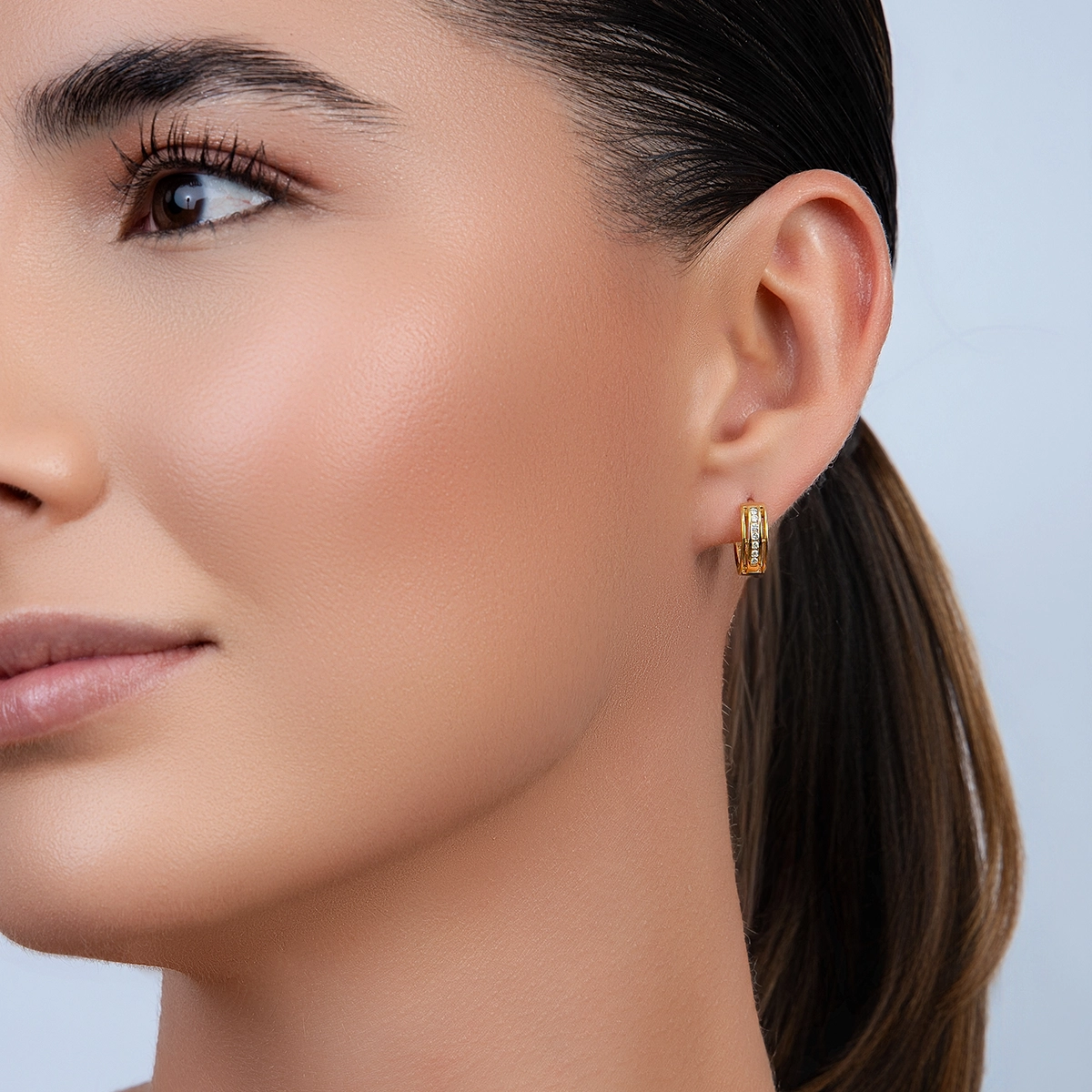 Candongas en oro amarillo de 18 Kilates, Plana, con diamantes de 0.12 Ct, 4 mm. de ancho