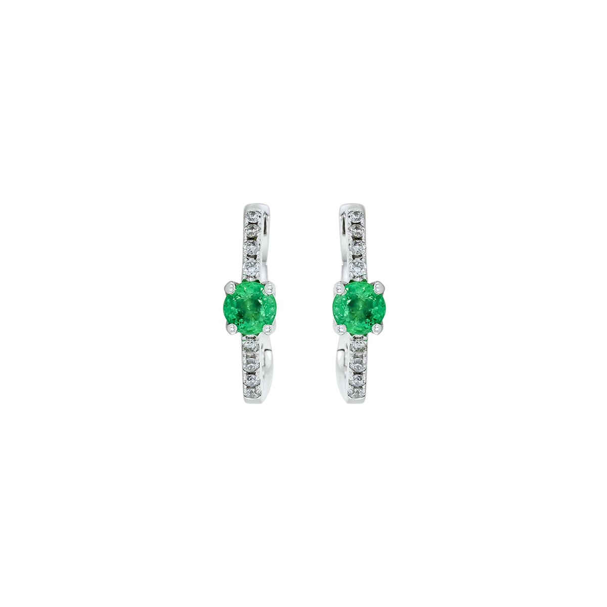 Candongas en oro blanco de 18 Kilates, Plana, con 2 esmeraldas centrales de 0.20 Ct y decoración en diamantes de 0.06 Ct, 1 mm. de ancho
