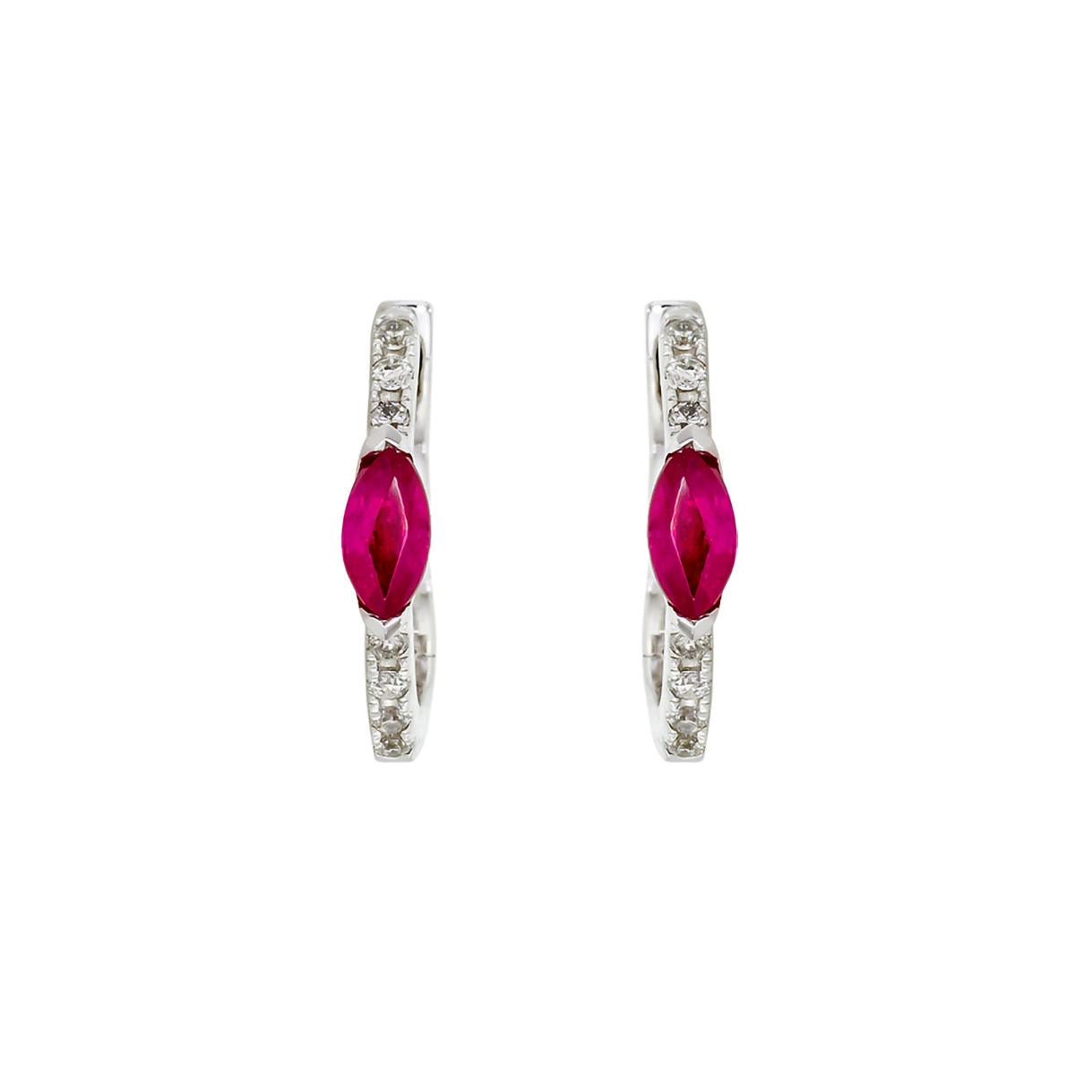 Candongas en oro blanco de 18 Kilates, Plana, con 2 rubís centrales de 0.17 Ct y decoración en diamantes de 0.05 Ct, 1 mm. de ancho