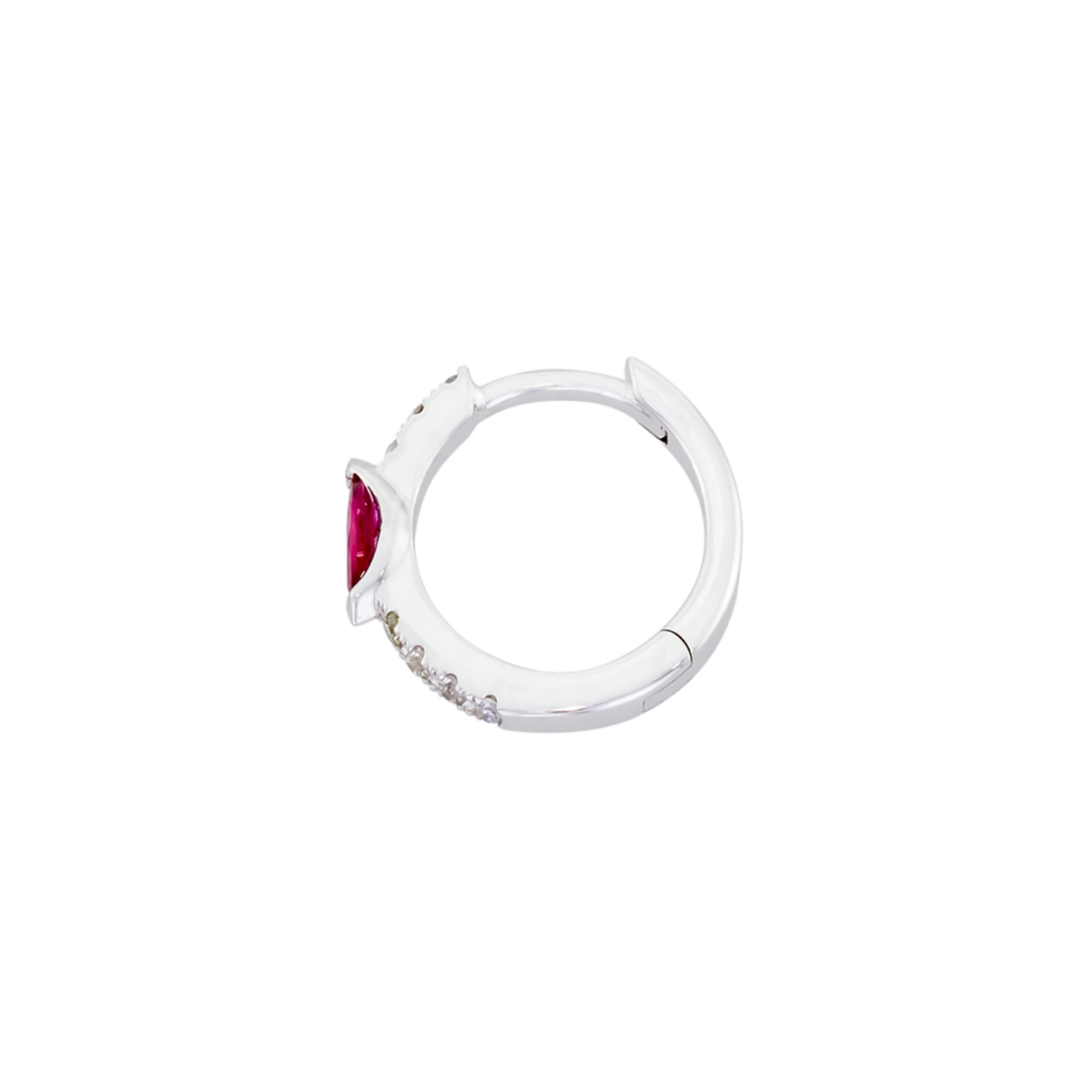 Candongas en oro blanco de 18 Kilates, Plana, con 2 rubís centrales de 0.17 Ct y decoración en diamantes de 0.05 Ct, 1 mm. de ancho