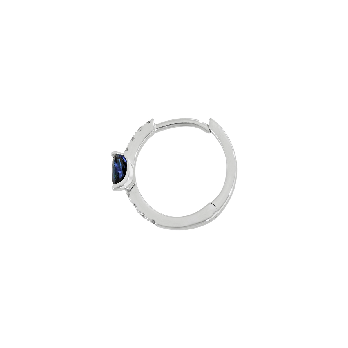 Candongas en oro blanco de 18 Kilates, Plana, con 2 zafiros centrales de 0.40 Ct y decoración en diamantes de 0.06 Ct, 1.50 mm. de ancho
