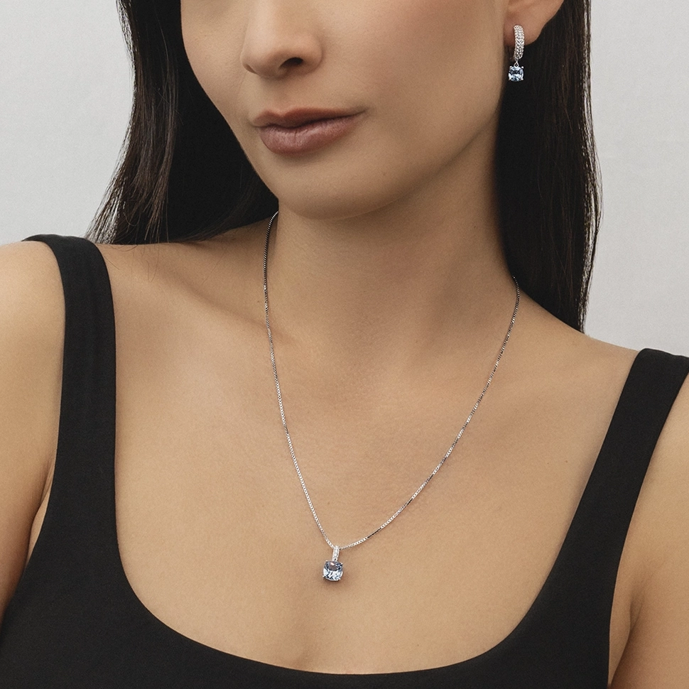 Candongas en plata Ley 925, 1/2 caña, con 2 zircones centrales y decoración en zircones, 4 mm. de ancho, de la coleccion Sueños