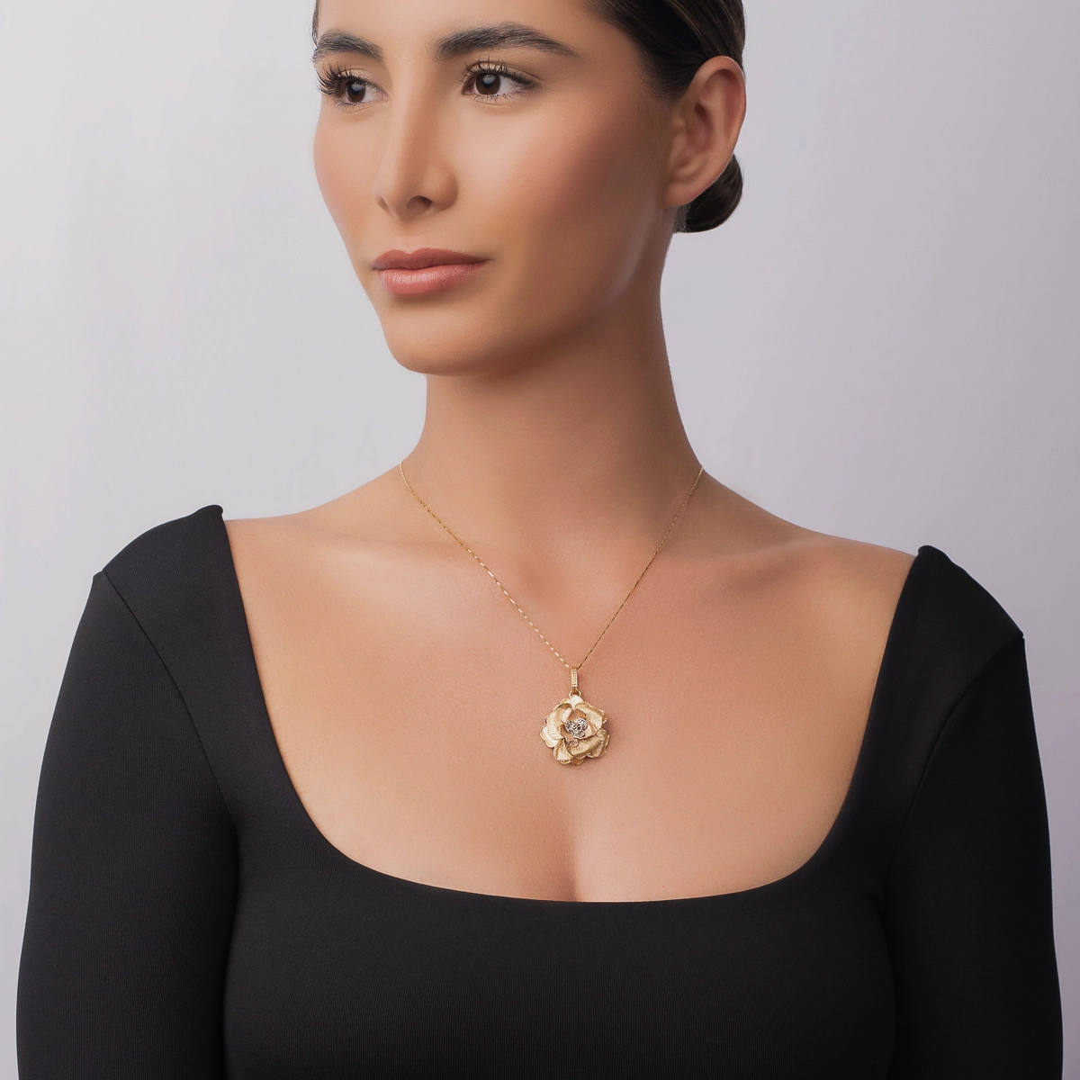 Dije de flor en oro de 18 Kilates con visos satinado